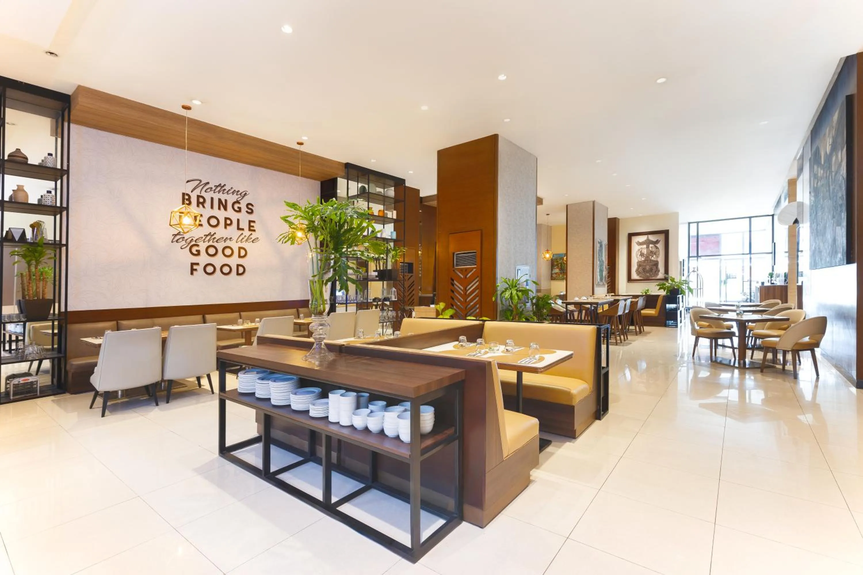 Restaurant/places to eat in Summit Hotel Greenhills