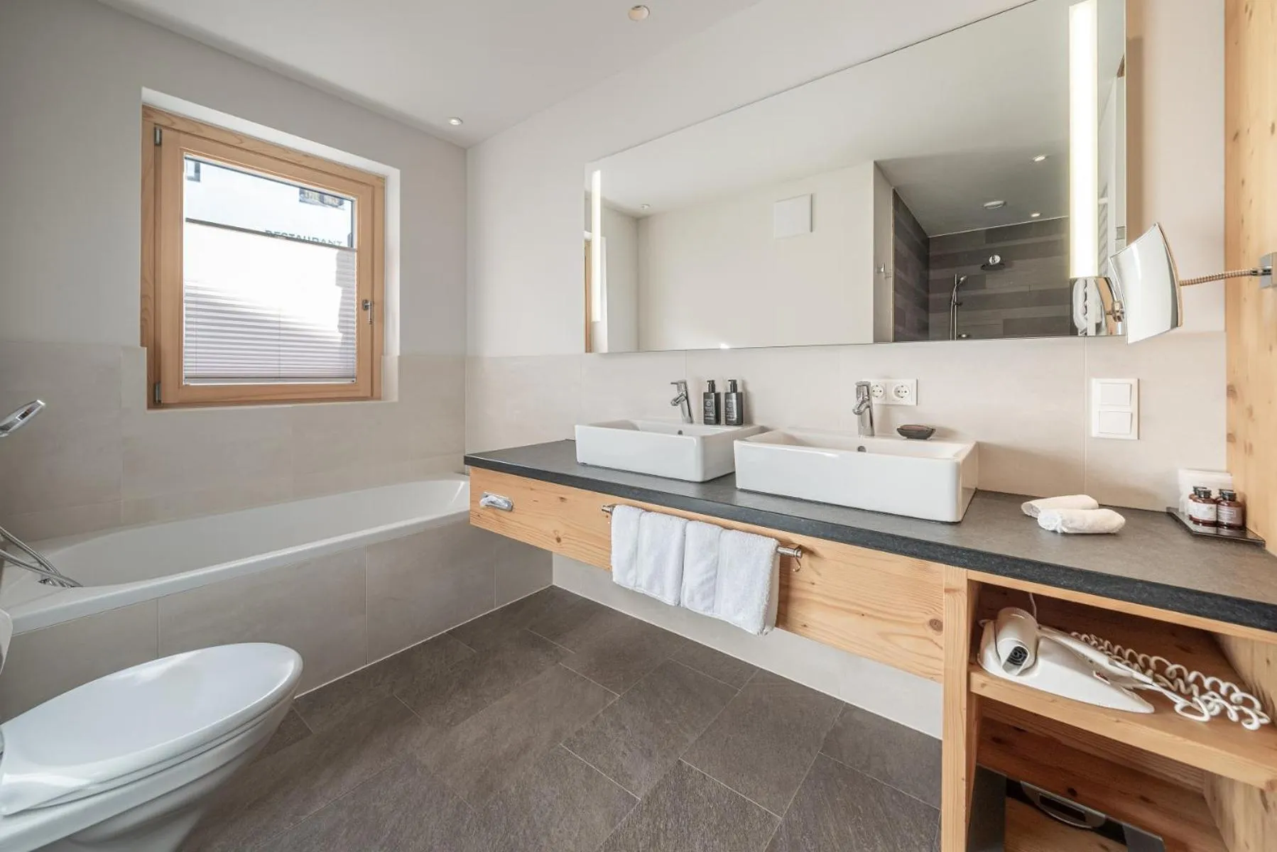 Bathroom in Gletscherblick- serviced apartments