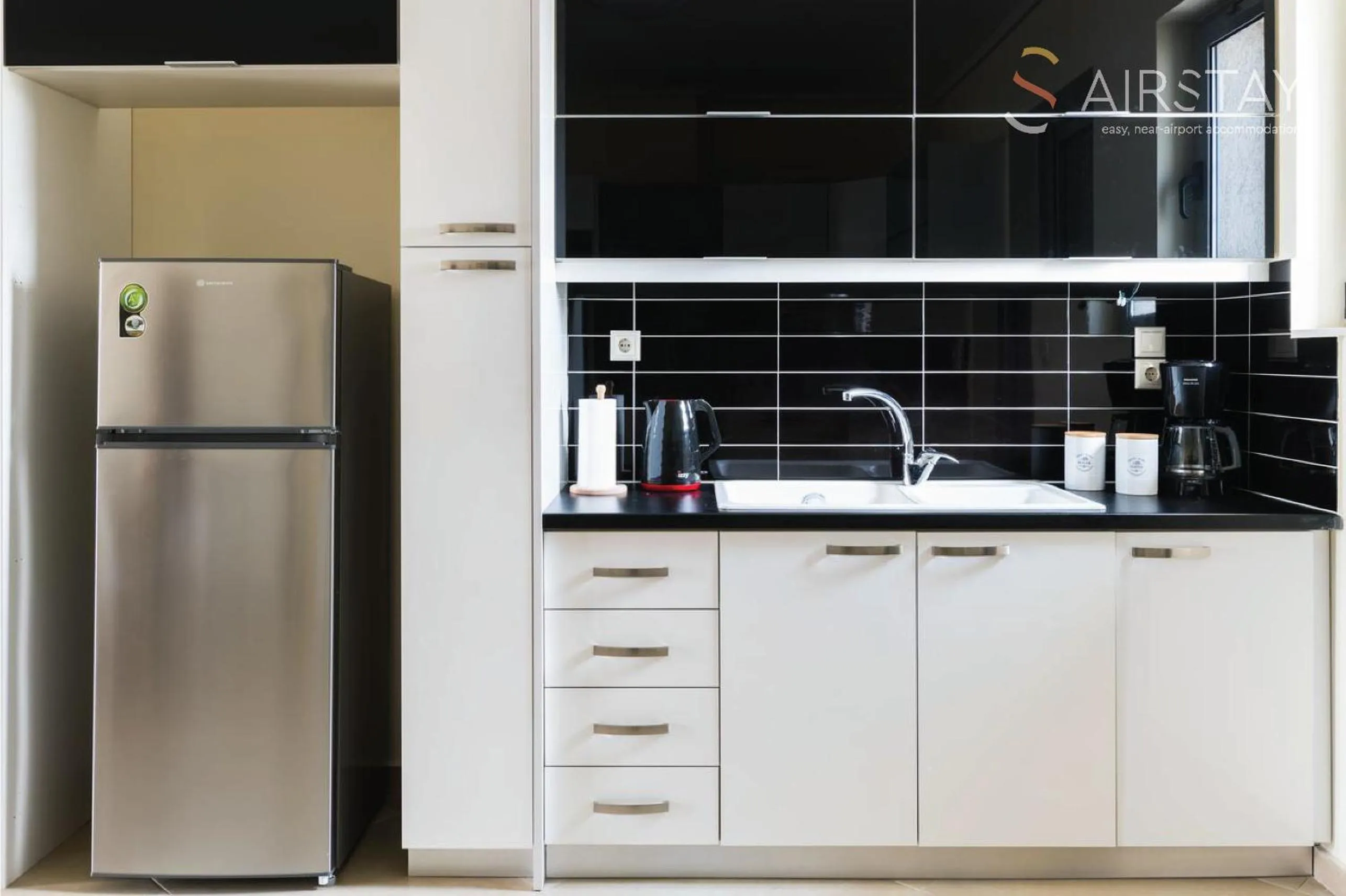 Coffee/tea facilities in Thresh Apartments Airport by Airstay