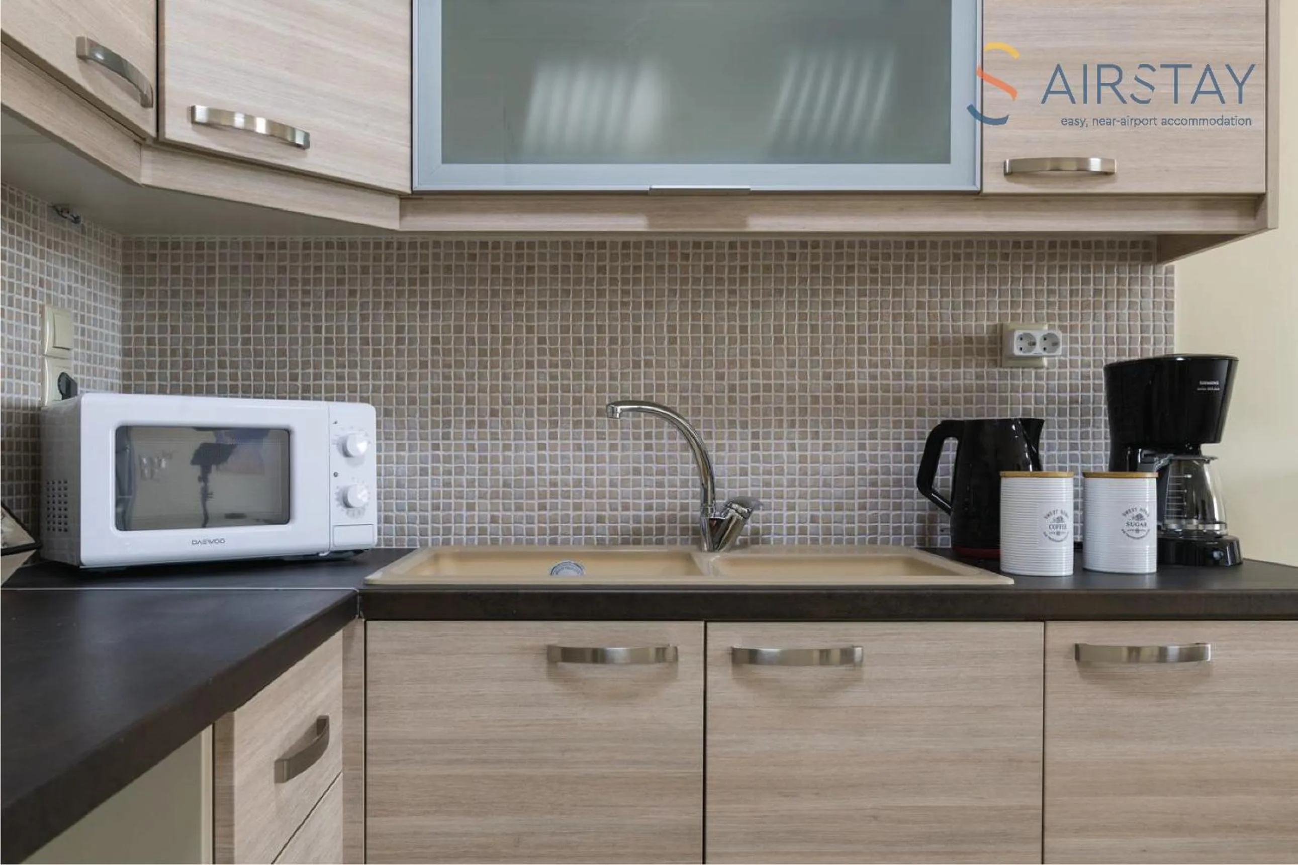 Coffee/tea facilities in Thresh Apartments Airport by Airstay