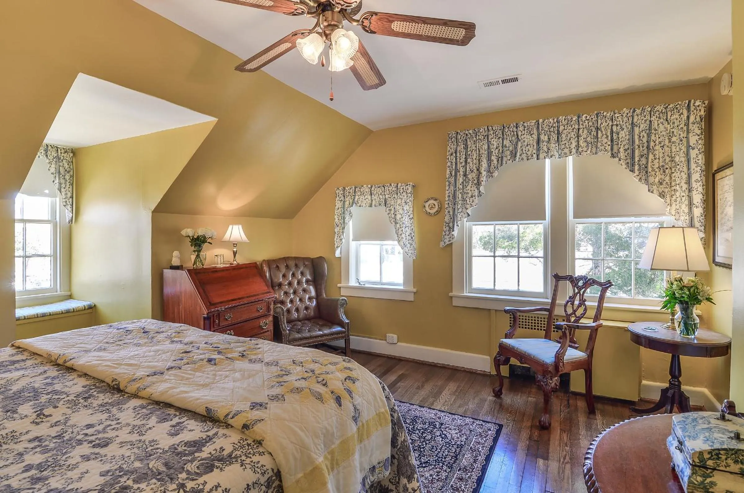 Photo of the whole room, Bed in Cedars of Williamsburg Bed & Breakfast