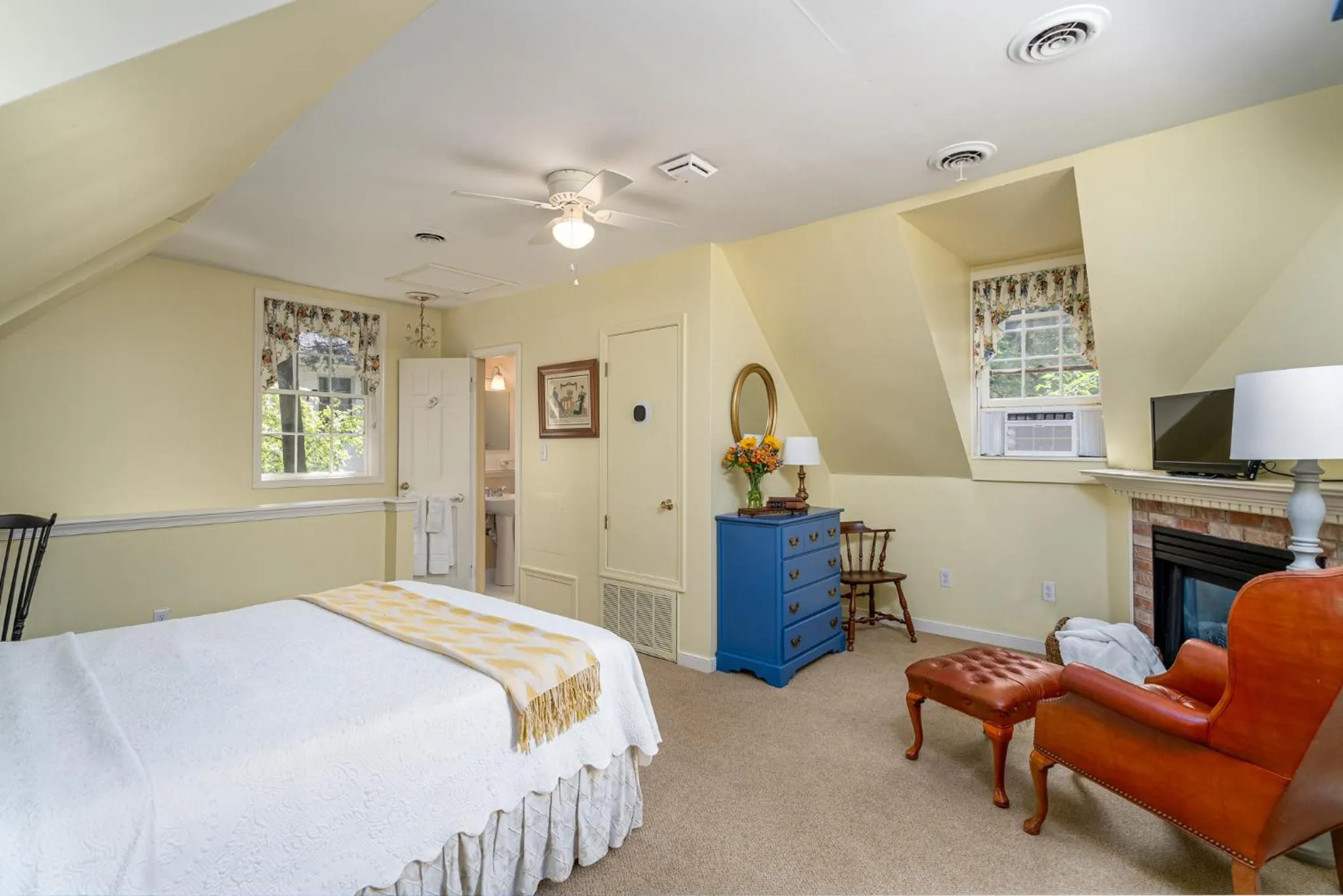 Photo of the whole room, Bed in Cedars of Williamsburg Bed & Breakfast