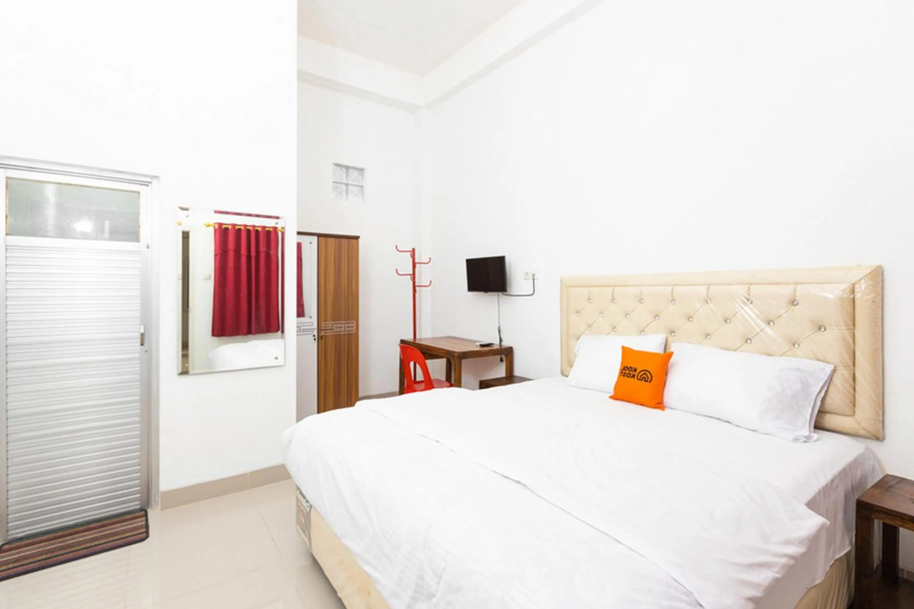 Bed in RedDoorz @ Losari Area 2