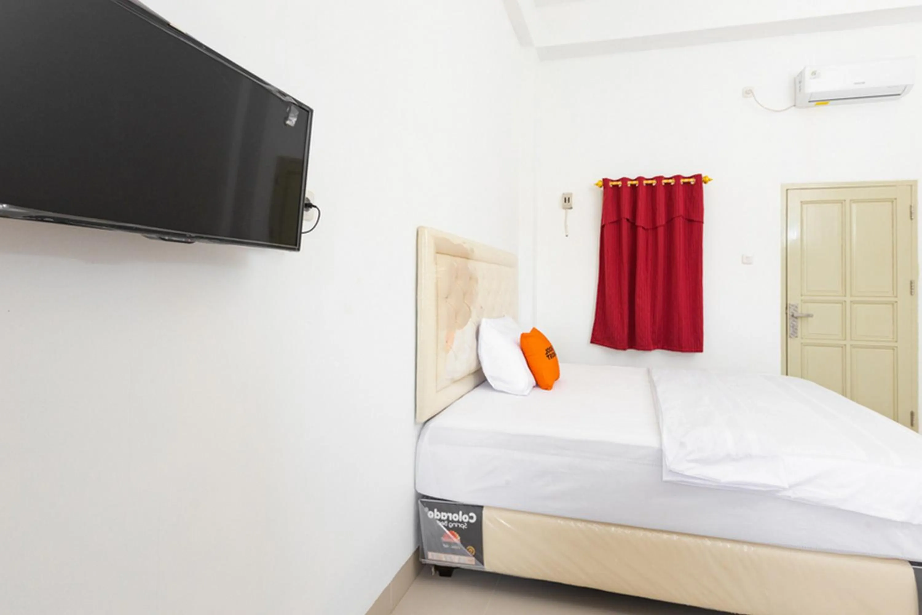 Bed in RedDoorz @ Losari Area 2