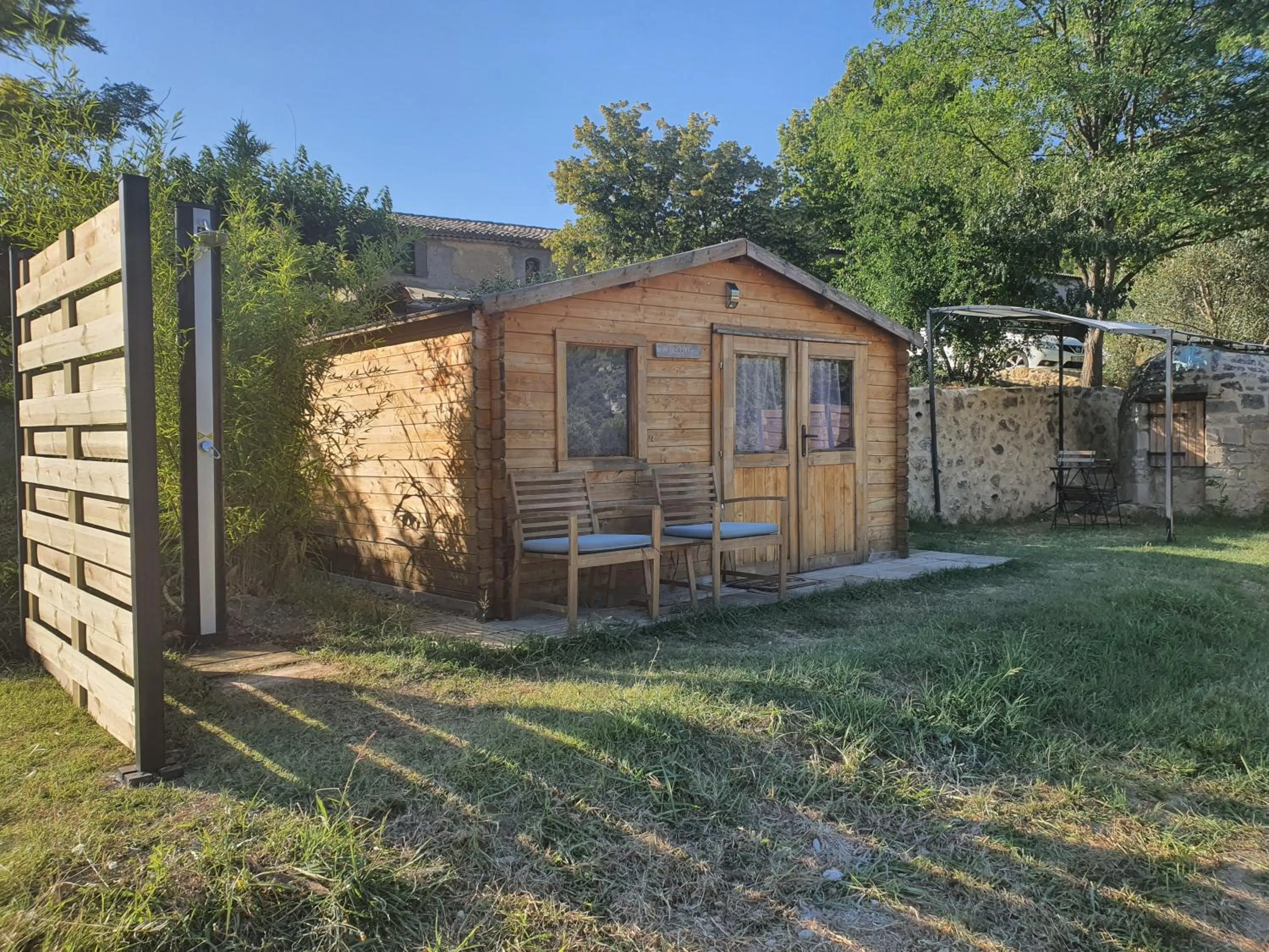 Locations insolites "vie en plein air" cabane et tipi Bastide Bellugue maison d'hôtes reseau Bienvenue à la ferme à 3 mn de lourmarin