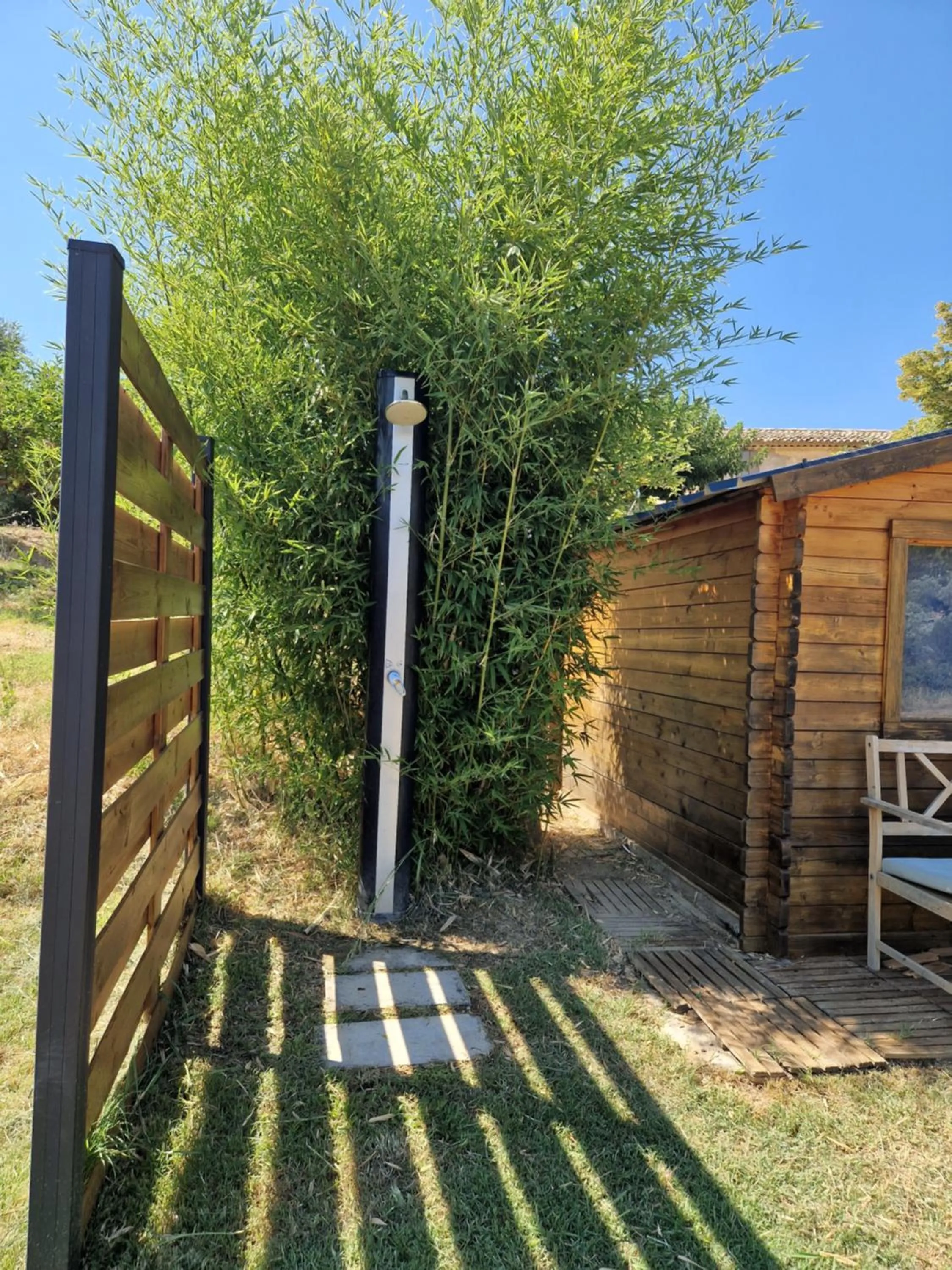 Shower in Locations insolites "vie en plein air" cabane et tipi Bastide Bellugue maison d'hôtes reseau Bienvenue à la ferme à 3 mn de lourmarin