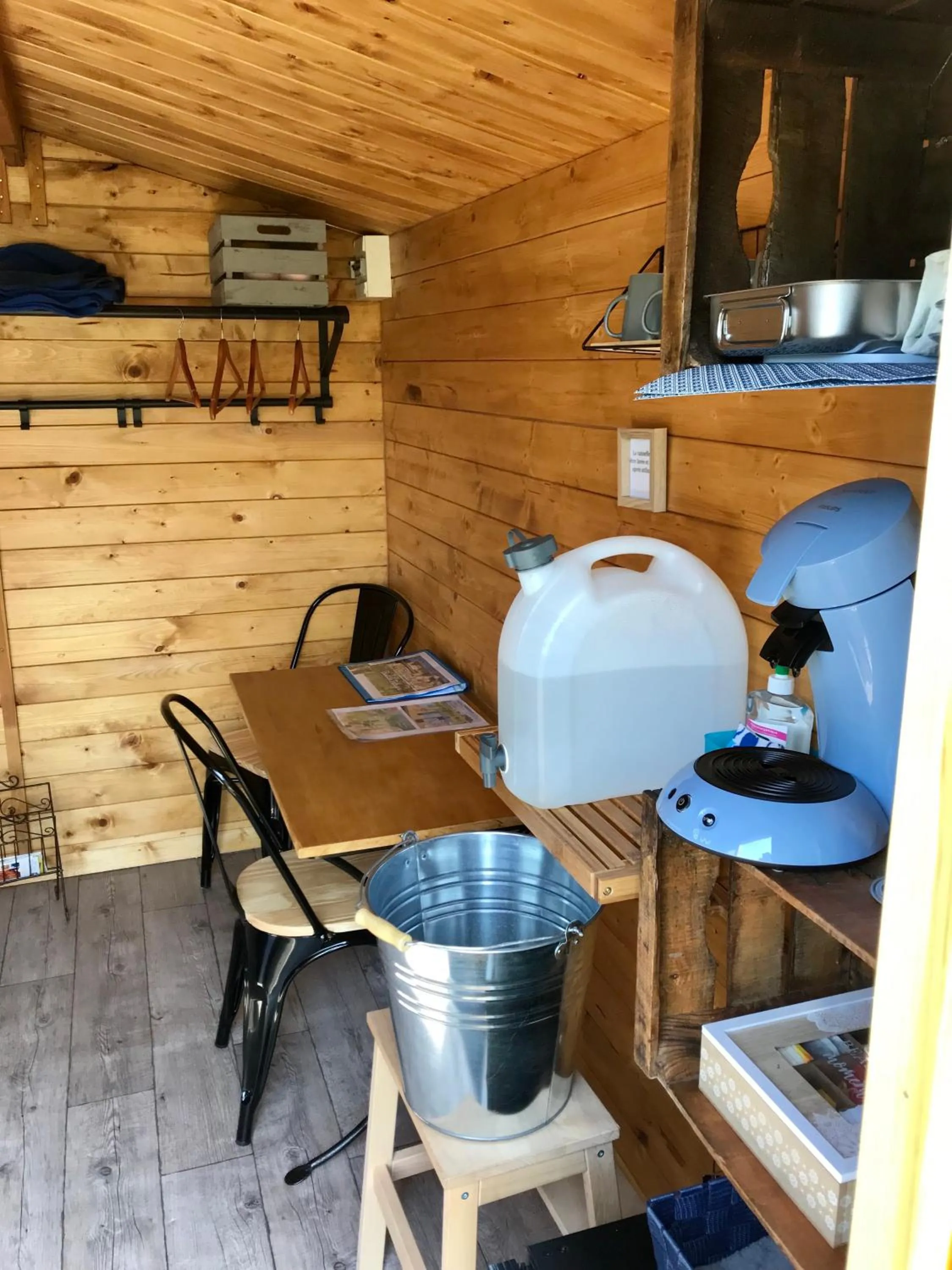 Dining area in Locations insolites "vie en plein air" cabane et tipi Bastide Bellugue maison d'hôtes reseau Bienvenue à la ferme à 3 mn de lourmarin