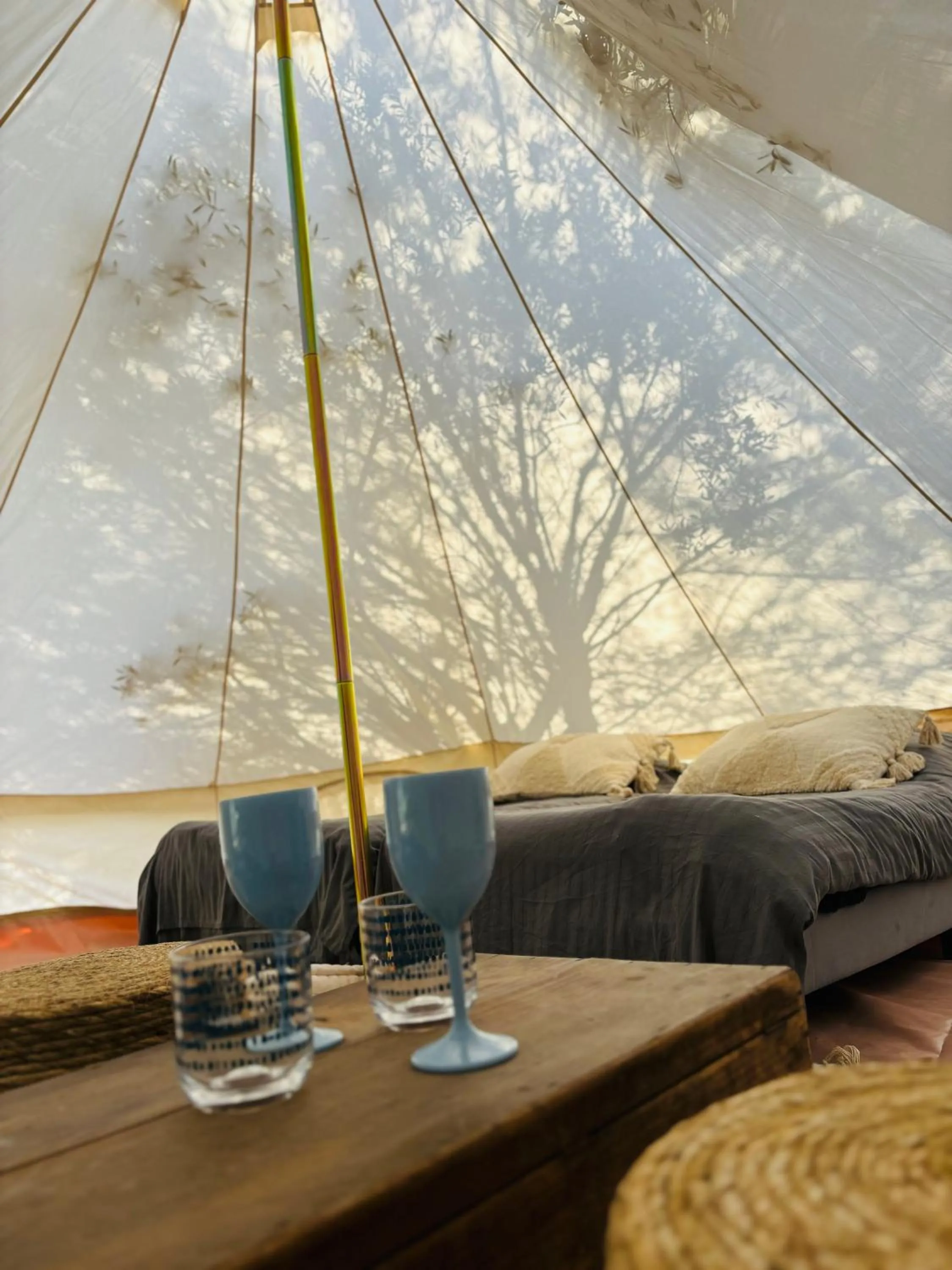 Locations insolites "vie en plein air" cabane et tipi Bastide Bellugue maison d'hôtes reseau Bienvenue à la ferme à 3 mn de lourmarin