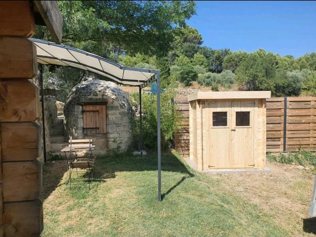 Locations insolites "vie en plein air" cabane et tipi Bastide Bellugue maison d'hôtes reseau Bienvenue à la ferme à 3 mn de lourmarin