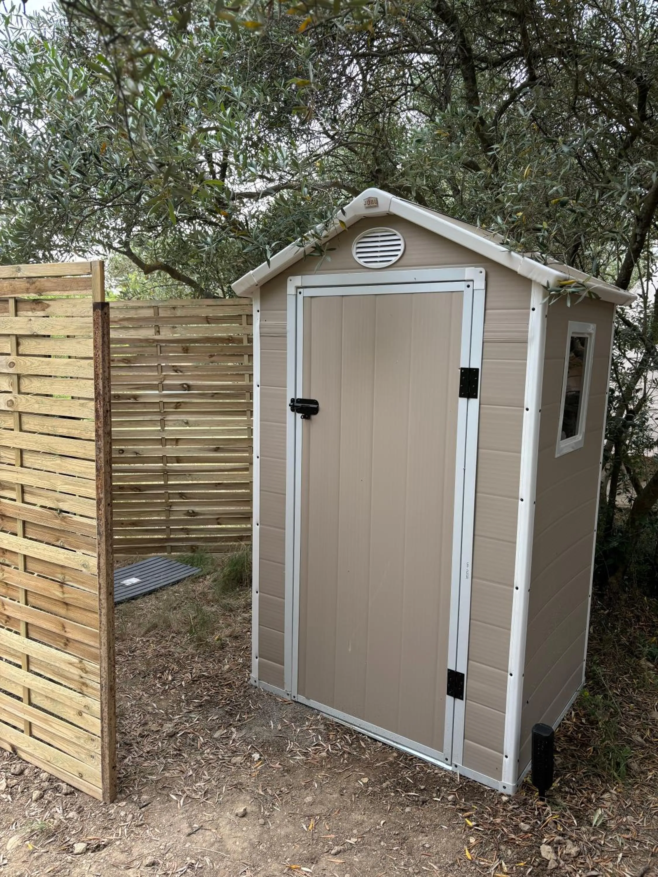 Locations insolites "vie en plein air" cabane et tipi Bastide Bellugue maison d'hôtes reseau Bienvenue à la ferme à 3 mn de lourmarin