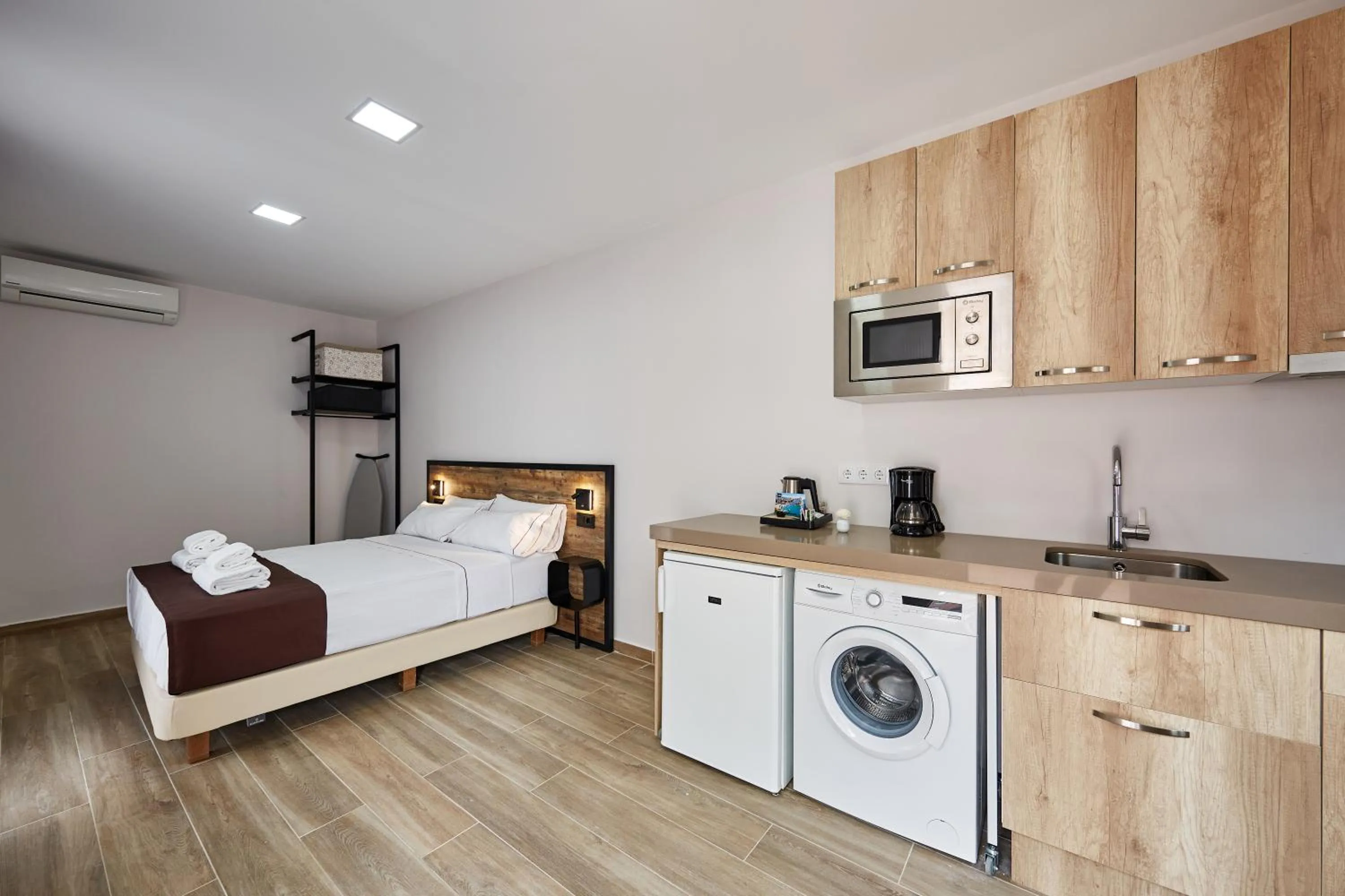 Kitchen or kitchenette, Bed in GBH Hotel-Apartamentos Caballito de Mar