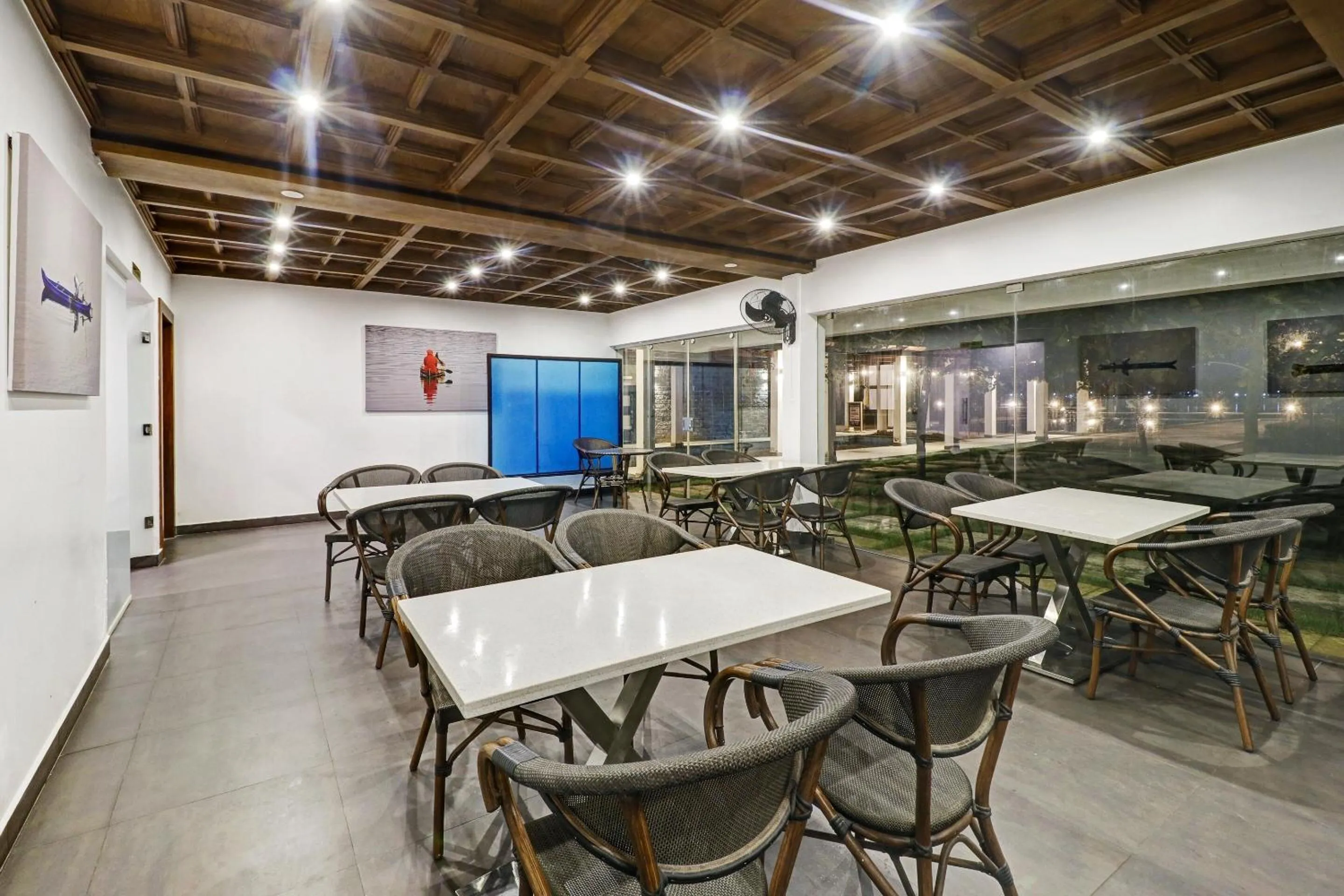 Restaurant/places to eat in Super OAK Edassery's Sealine Villa Stay