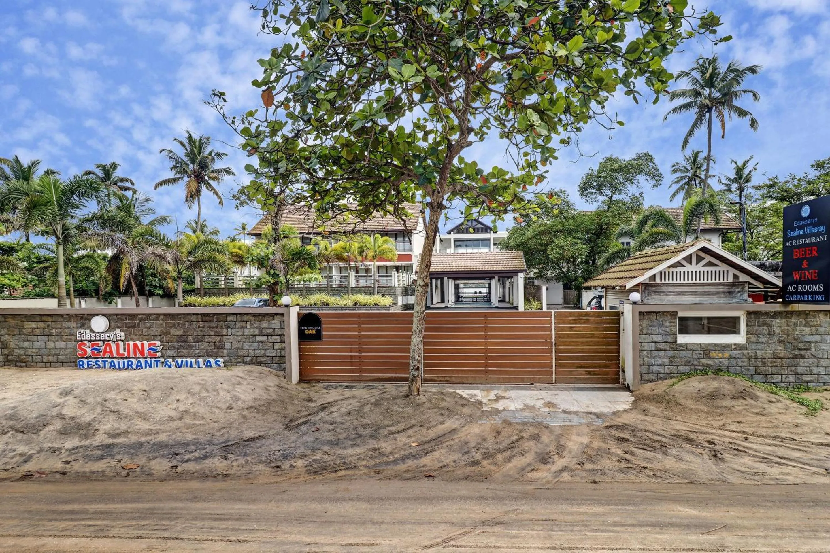 Facade/entrance in Super OAK Edassery's Sealine Villa Stay