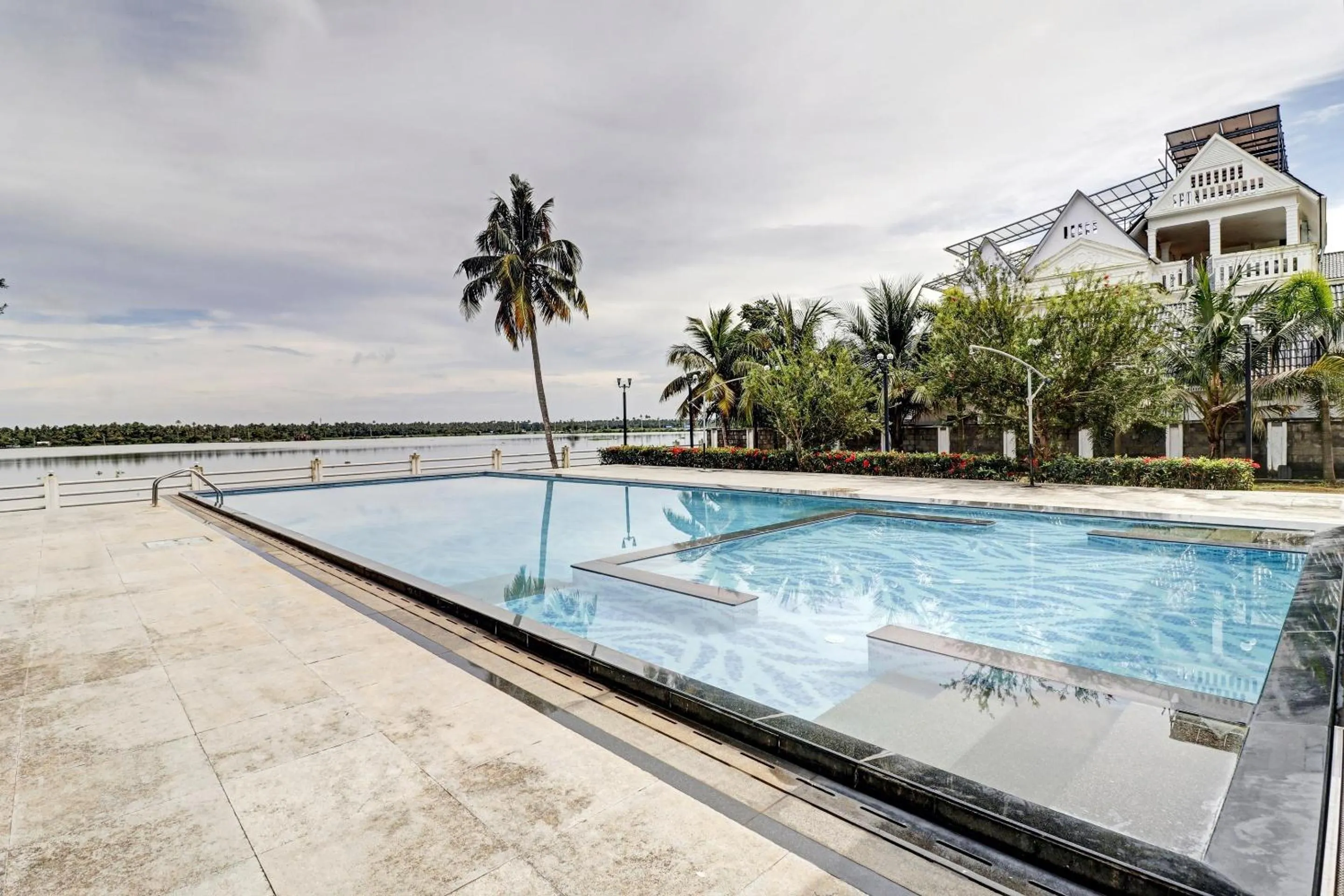 Facade/entrance in Super OAK Edassery's Sealine Villa Stay