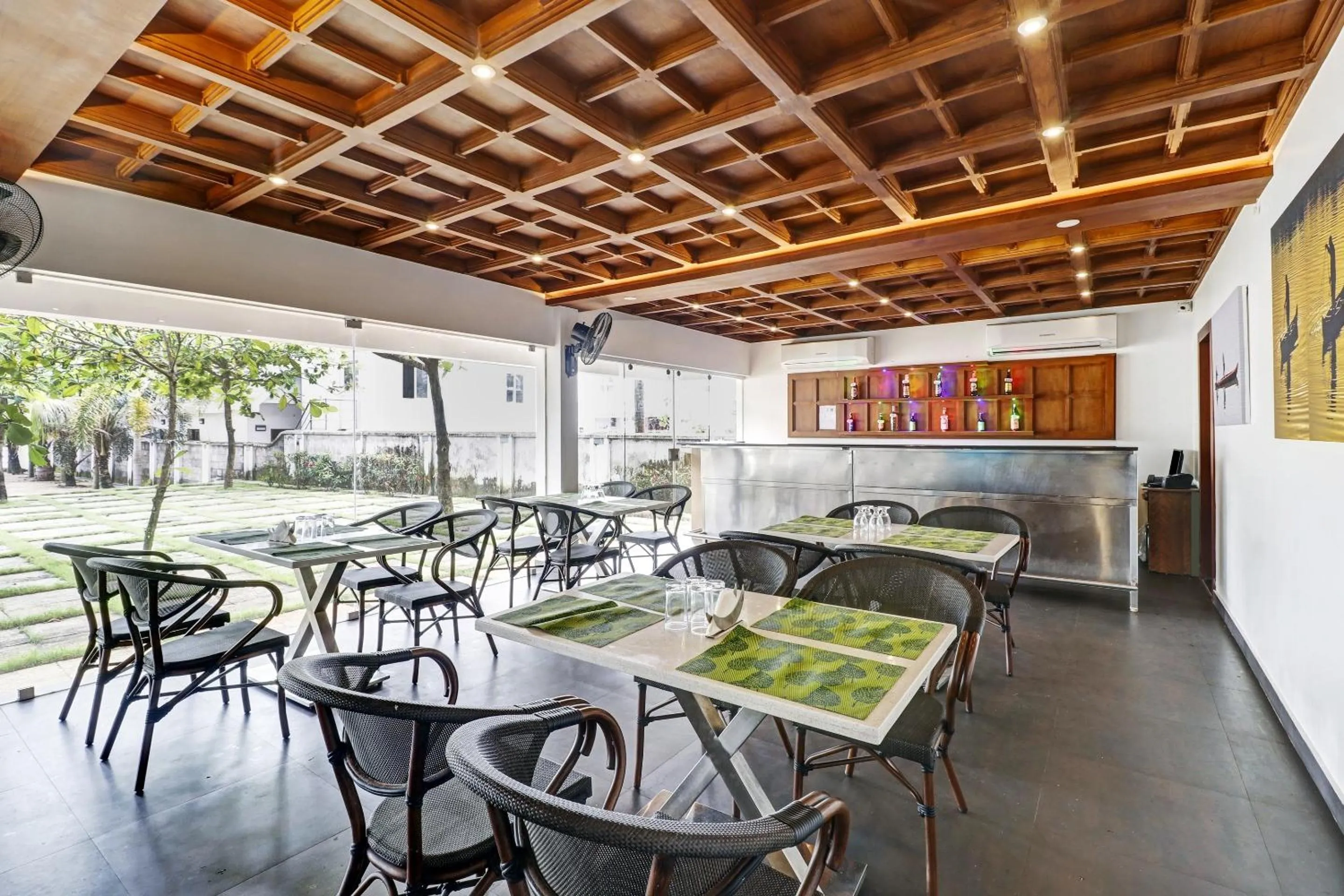 Restaurant/places to eat in Super OAK Edassery's Sealine Villa Stay