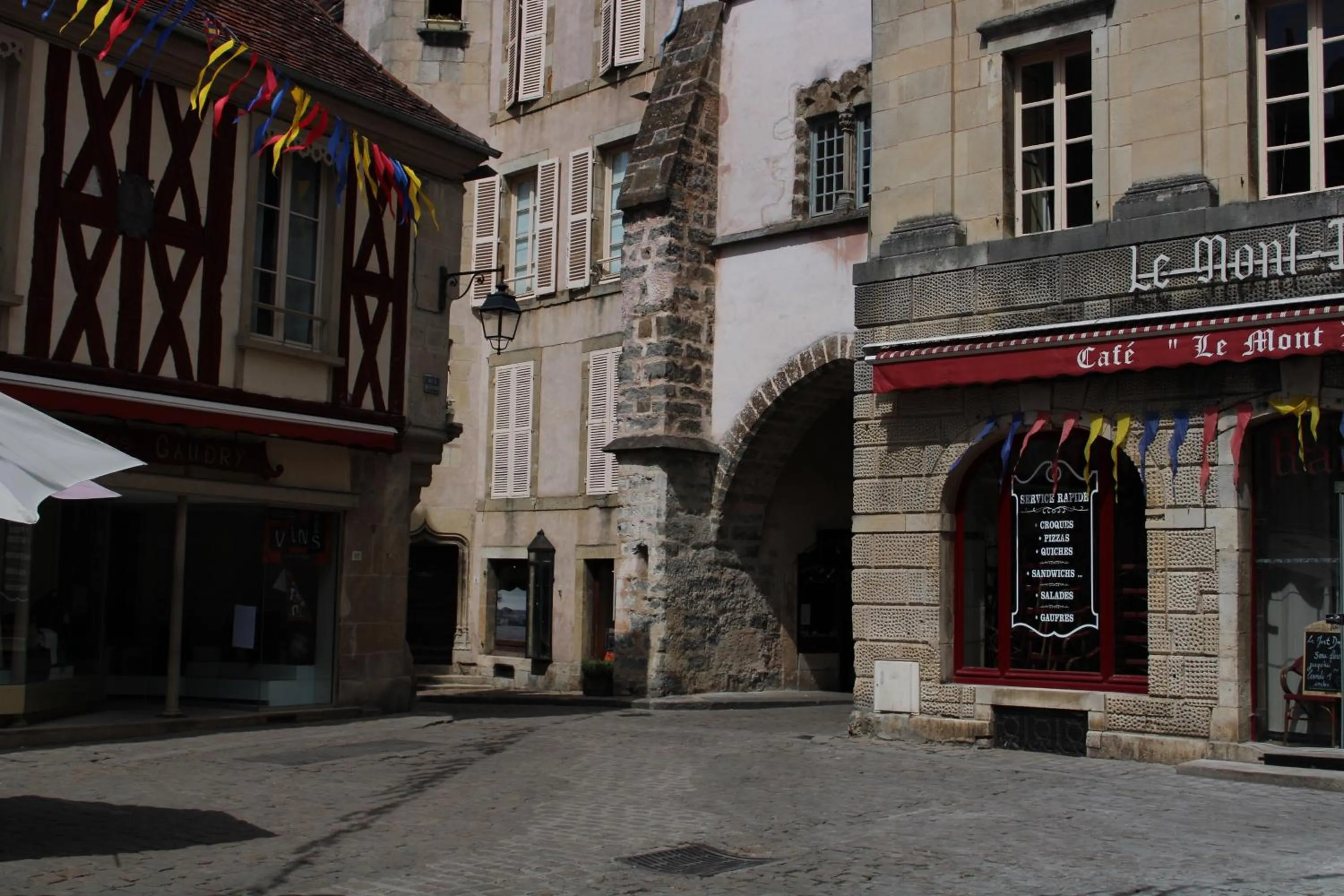 Property building in Le Boudoir d'artiste