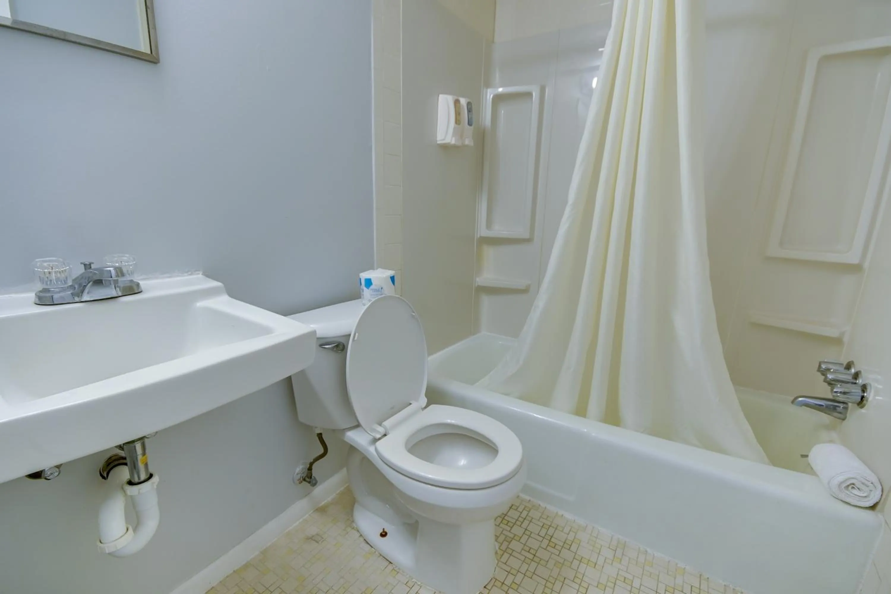 Bathroom in Rideau Oceanfront Motel