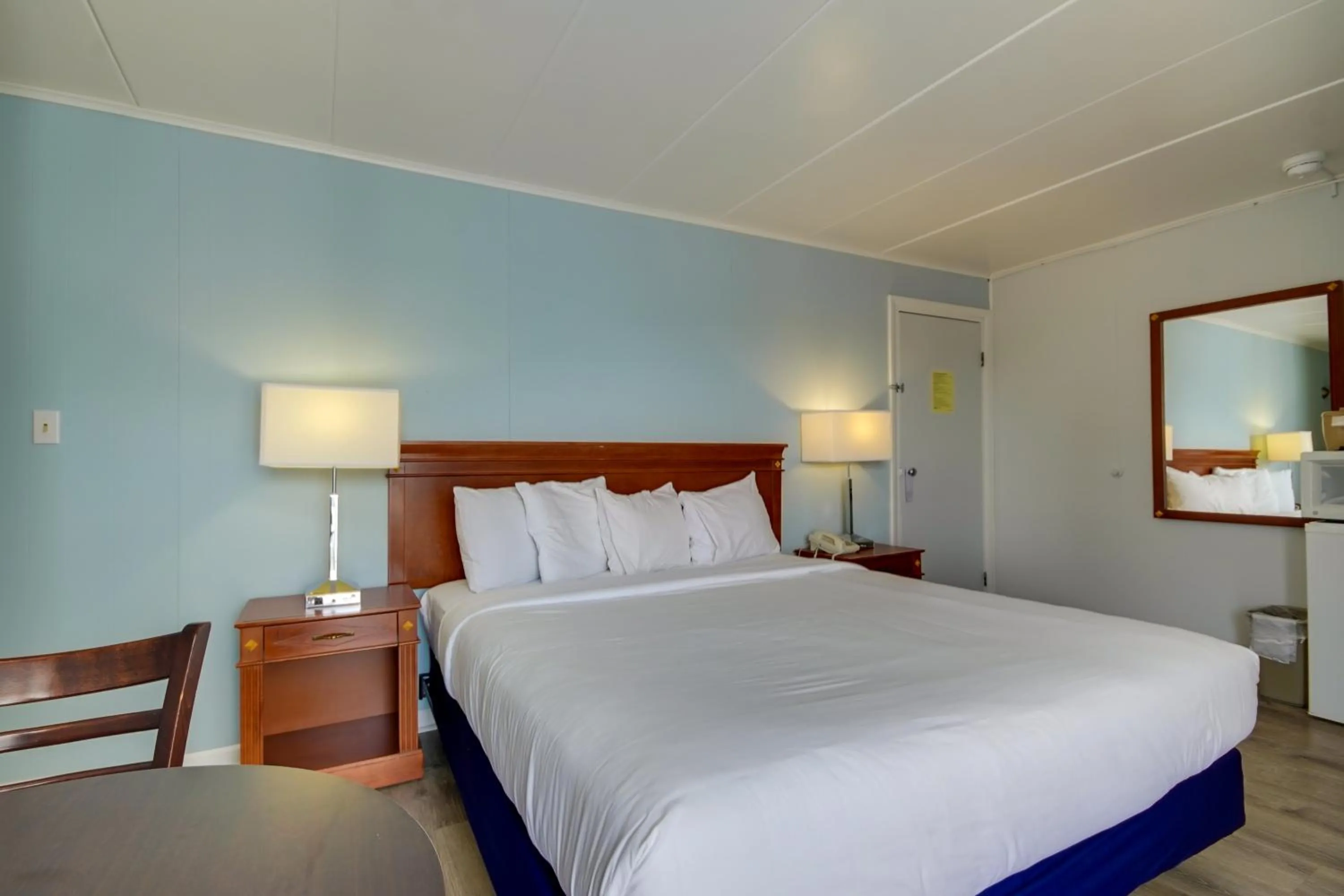 Photo of the whole room, Bed in Rideau Oceanfront Motel