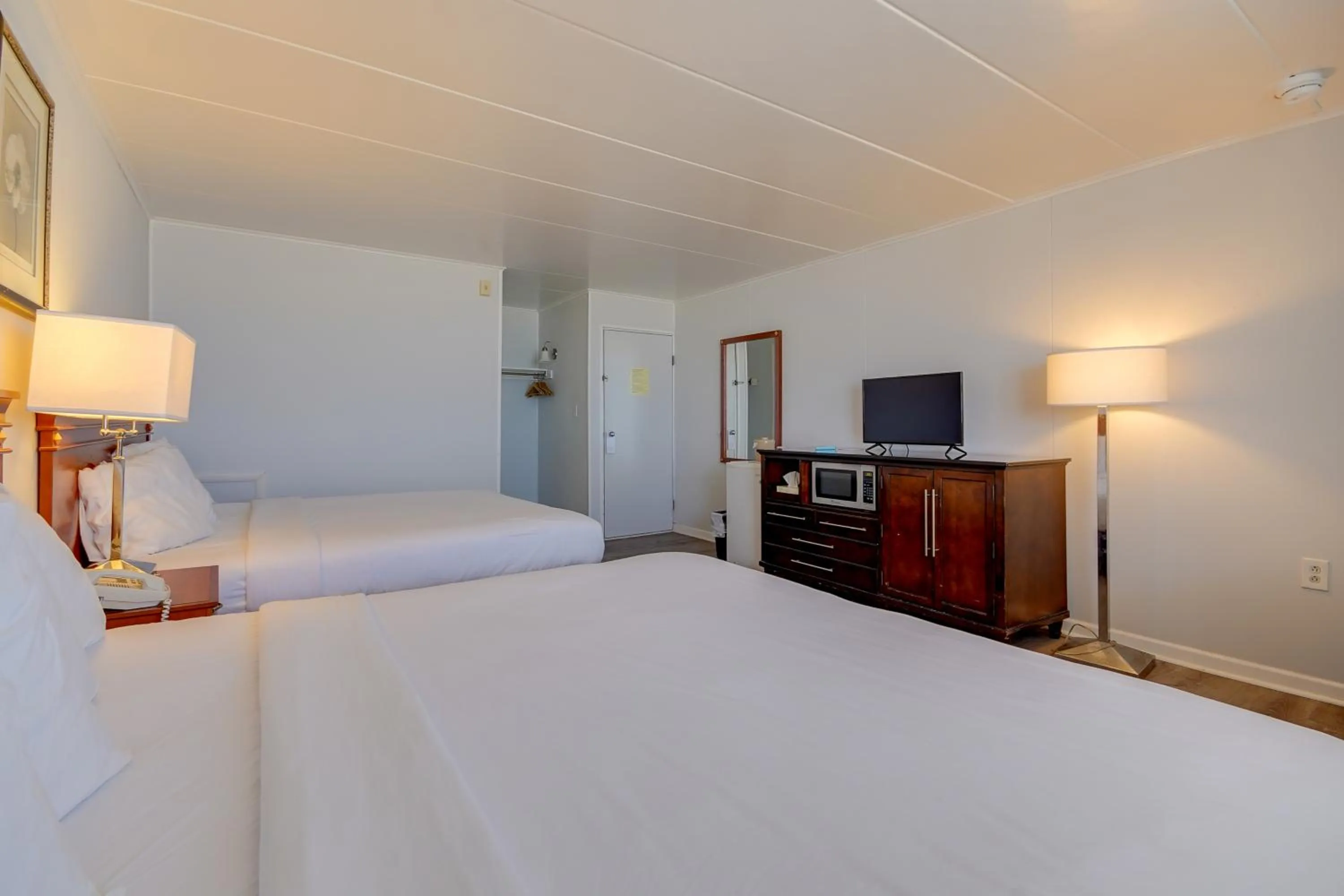 Bedroom, Bed in Rideau Oceanfront Motel