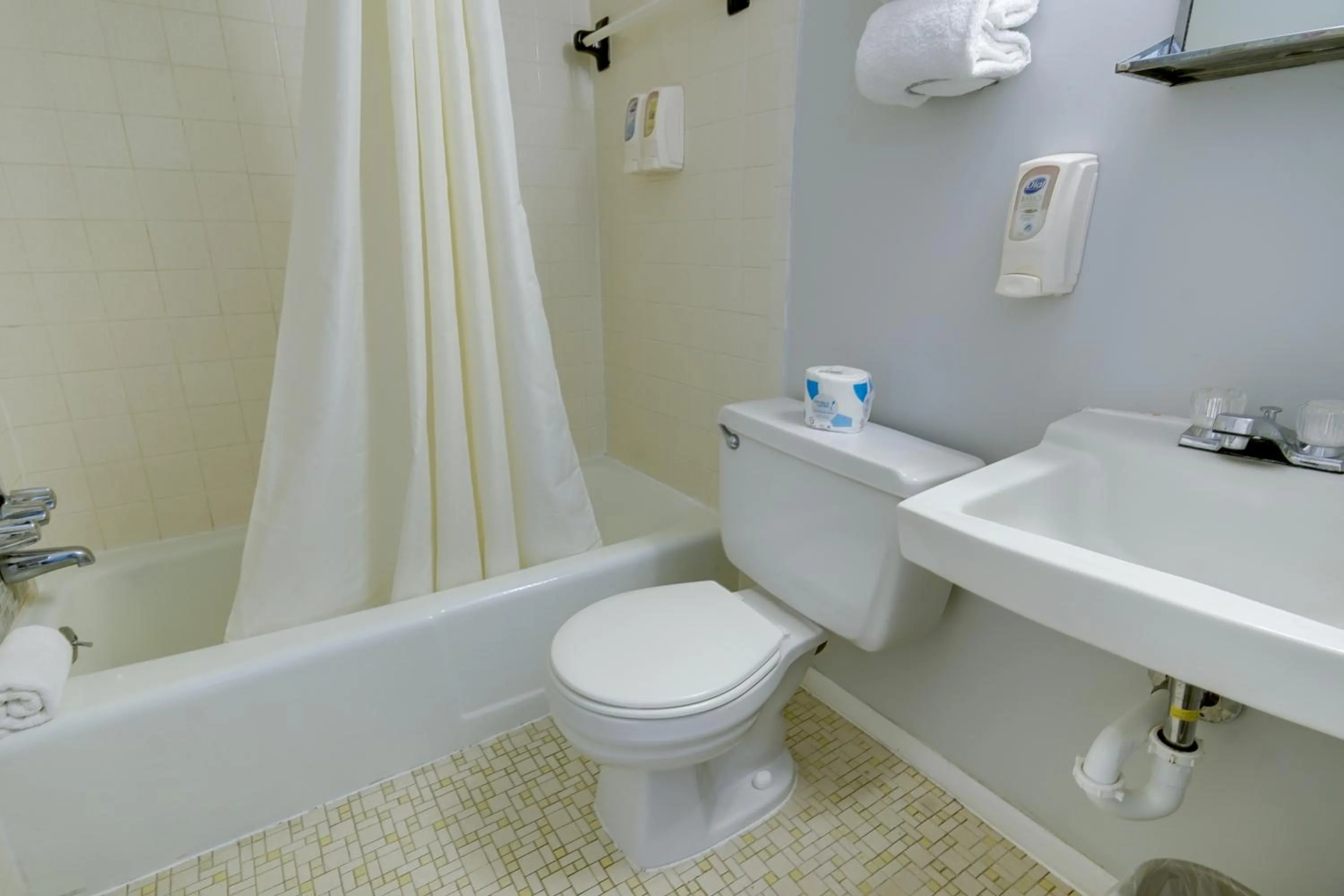 Bathroom in Rideau Oceanfront Motel