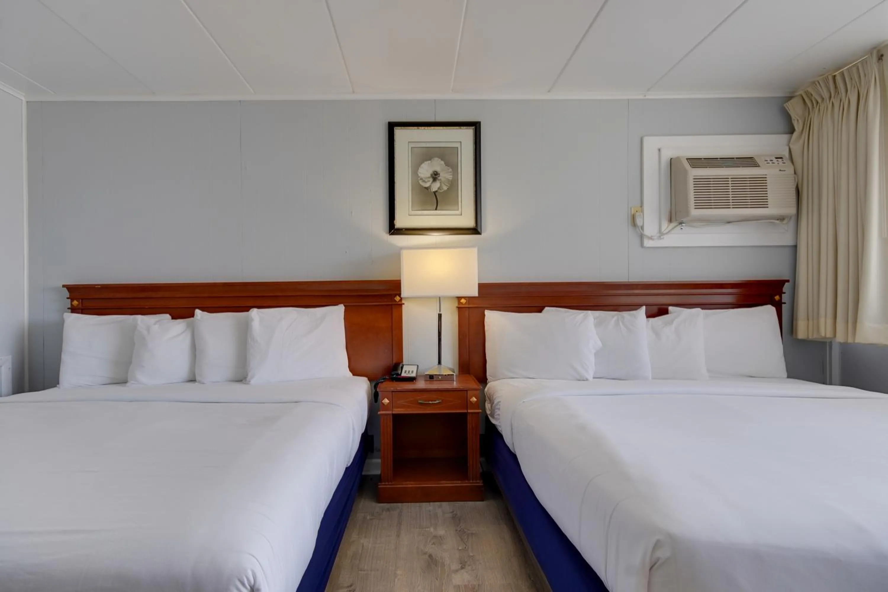 Bedroom, Bed in Rideau Oceanfront Motel