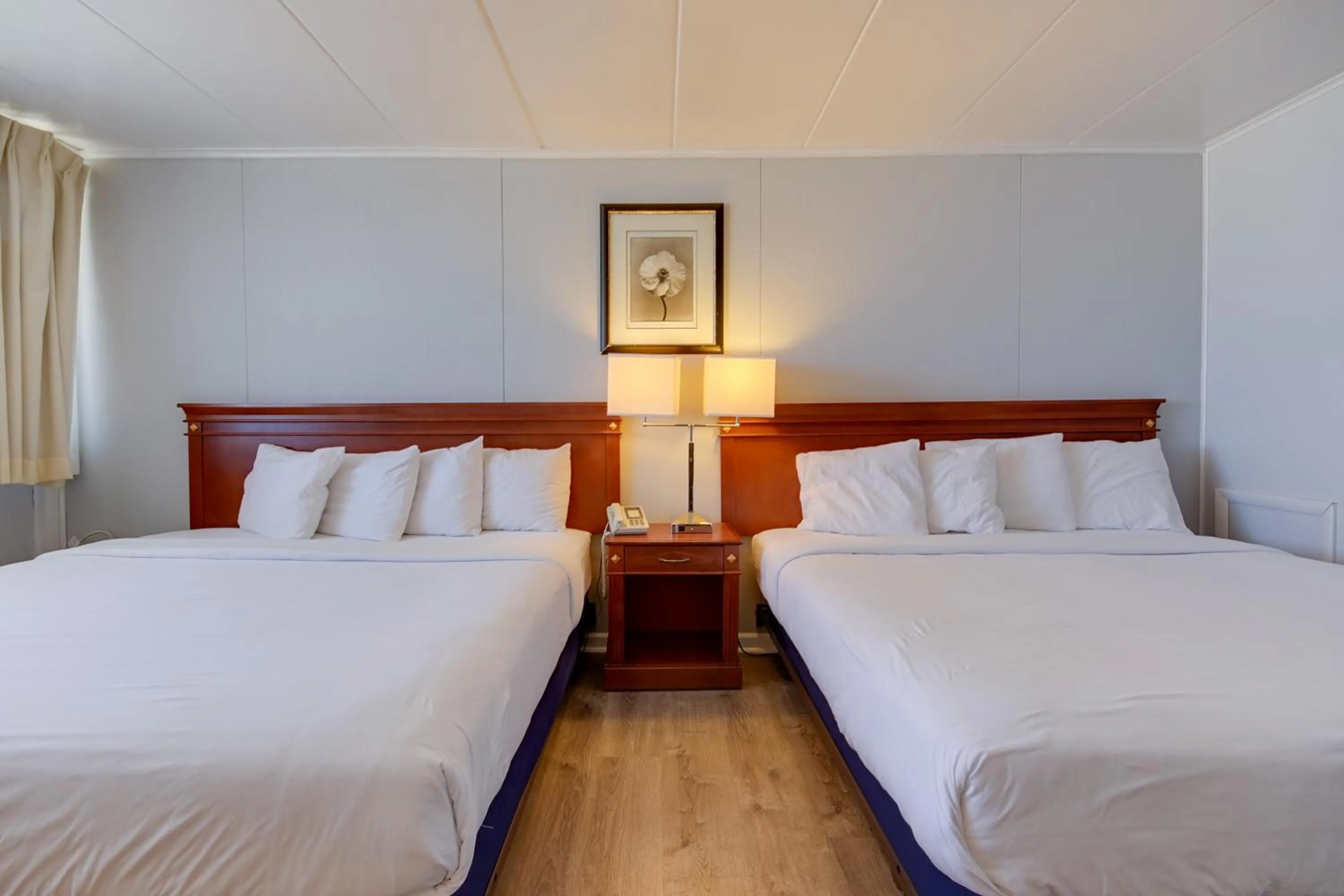 Photo of the whole room, Bed in Rideau Oceanfront Motel