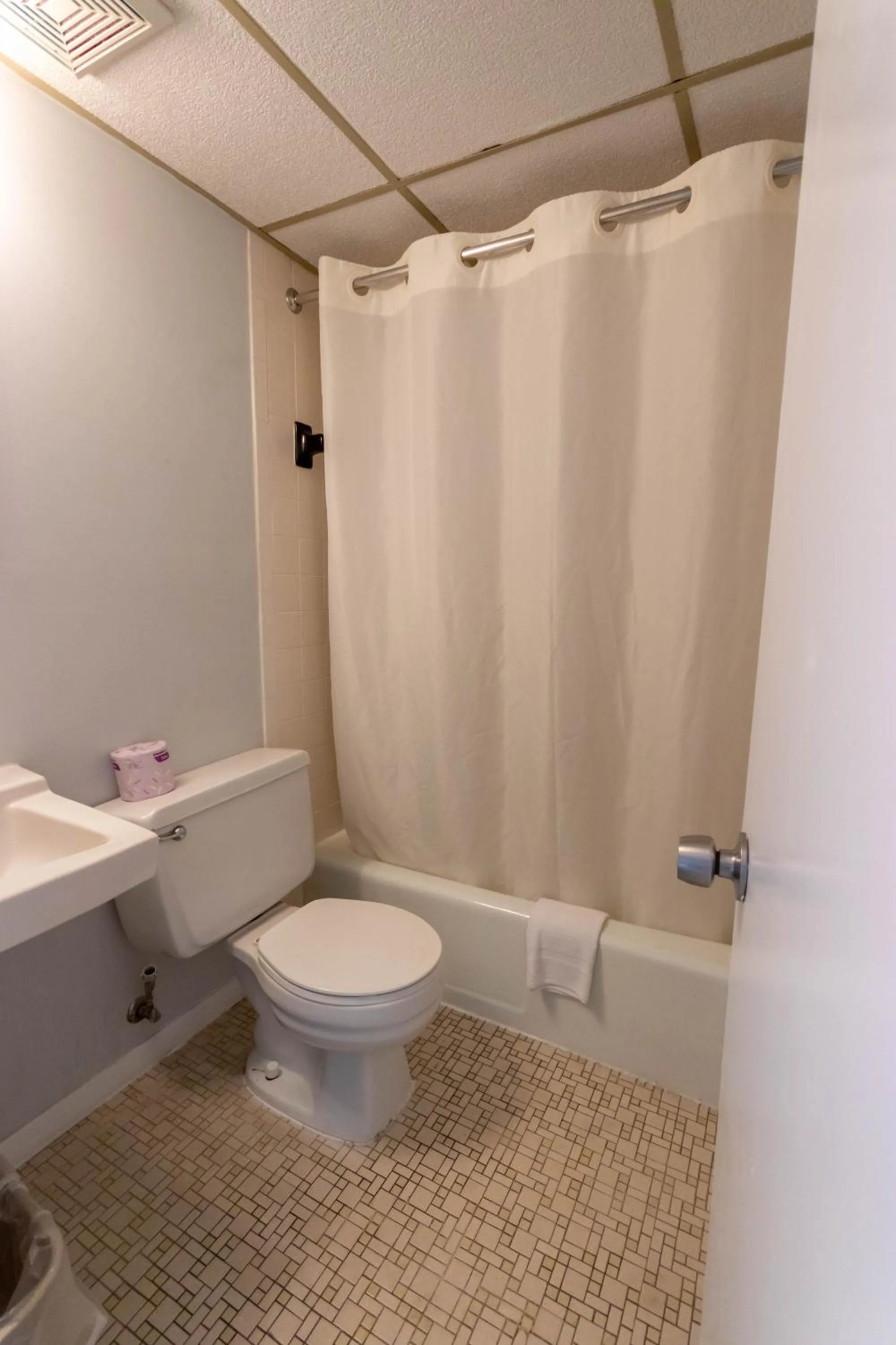 Bathroom in Rideau Oceanfront Motel