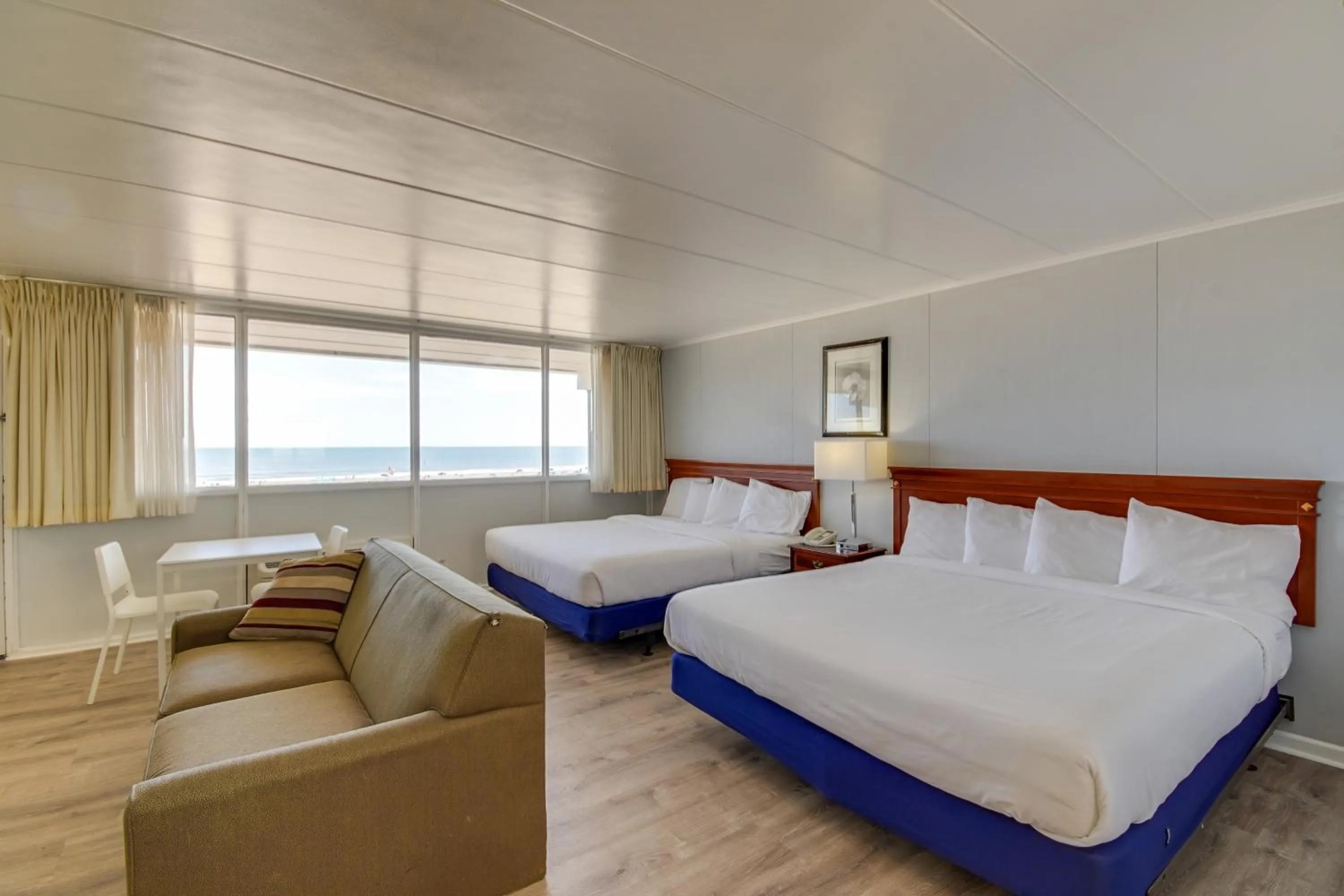 Photo of the whole room, Bed in Rideau Oceanfront Motel