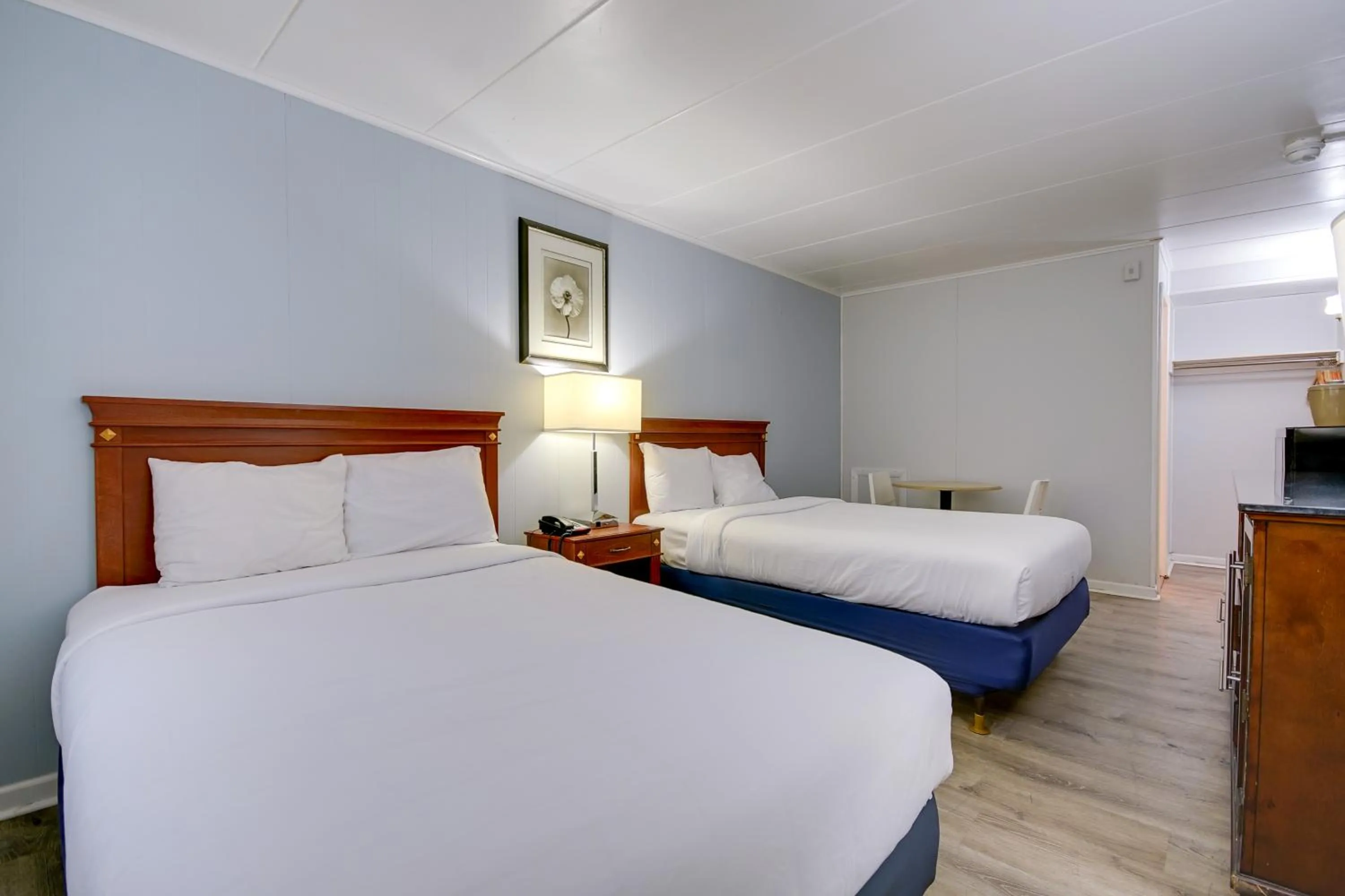 Photo of the whole room, Bed in Rideau Oceanfront Motel