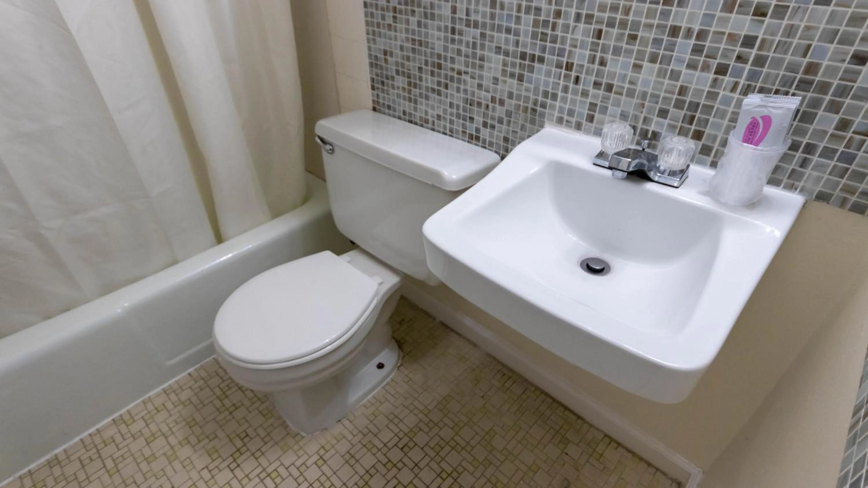 Bathroom in Rideau Oceanfront Motel