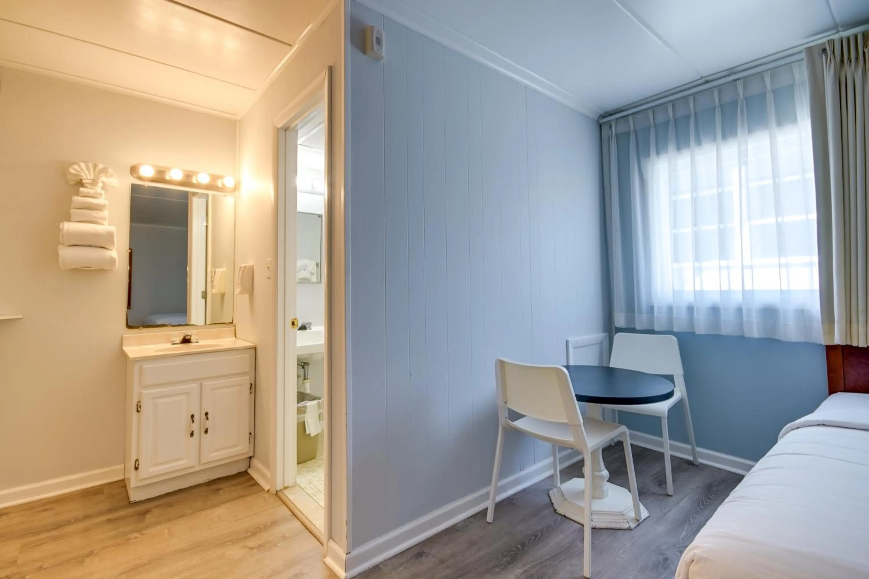 hair dresser, Bed in Rideau Oceanfront Motel