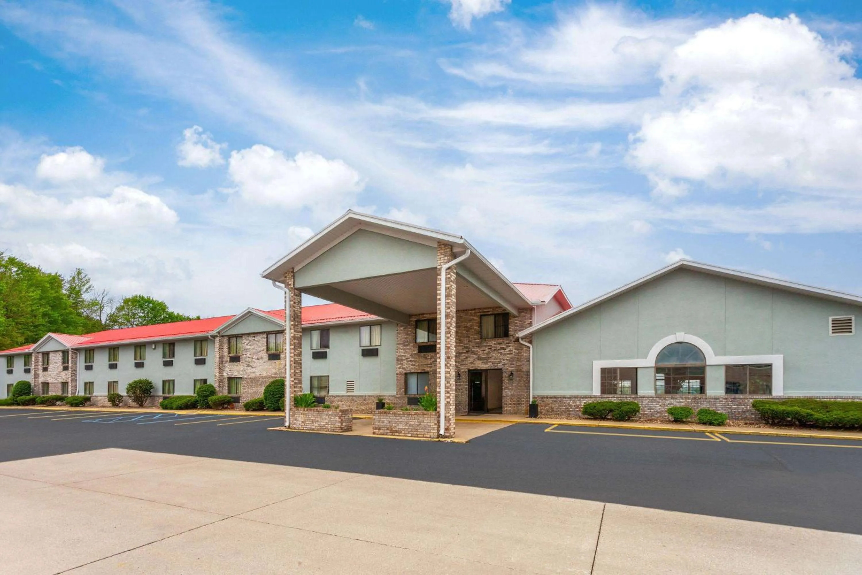 Property building in Super 8 by Wyndham Mt. Vernon