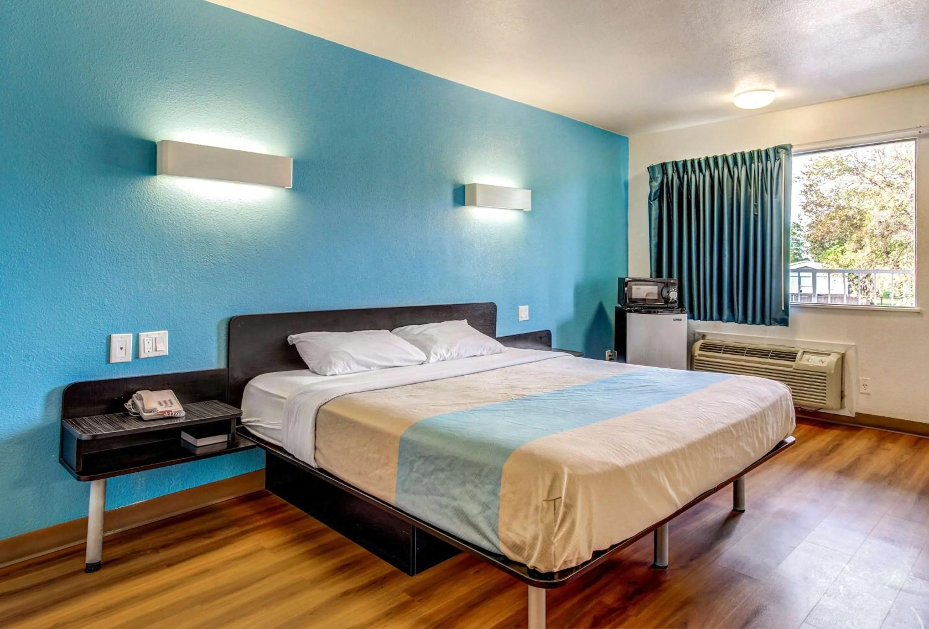 Photo of the whole room, Bed in Motel 6 Waco - Lacy Lakeview