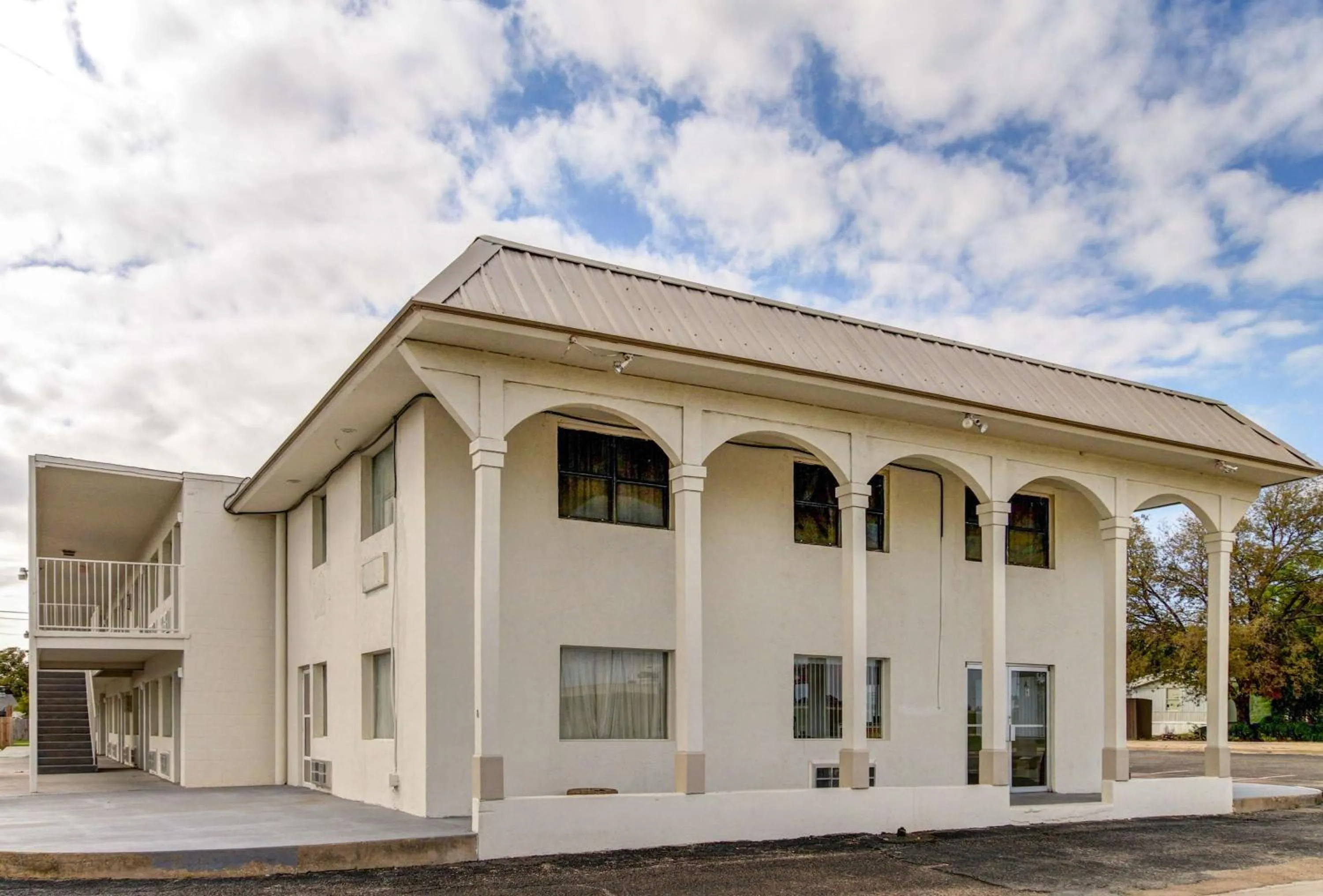 Property building in Motel 6 Waco - Lacy Lakeview