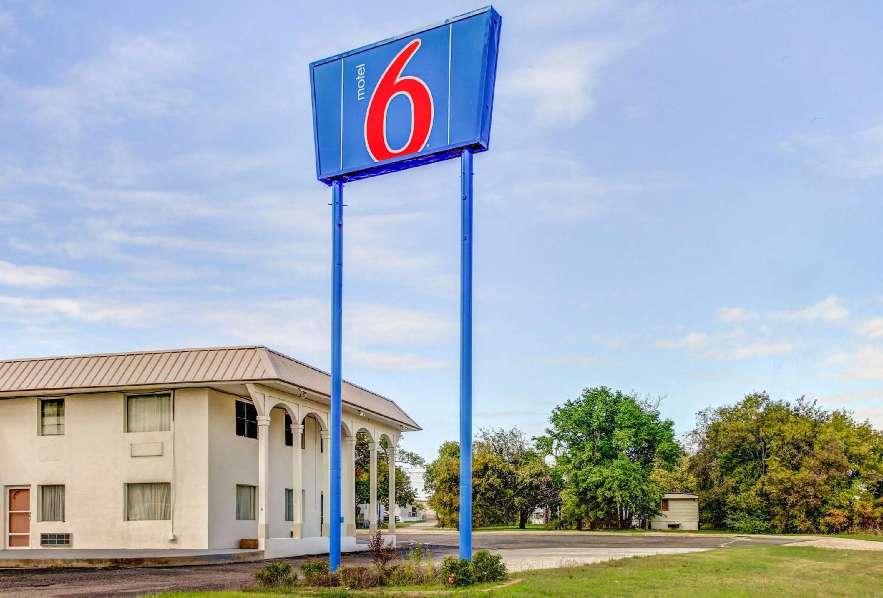 Property building in Motel 6 Waco - Lacy Lakeview
