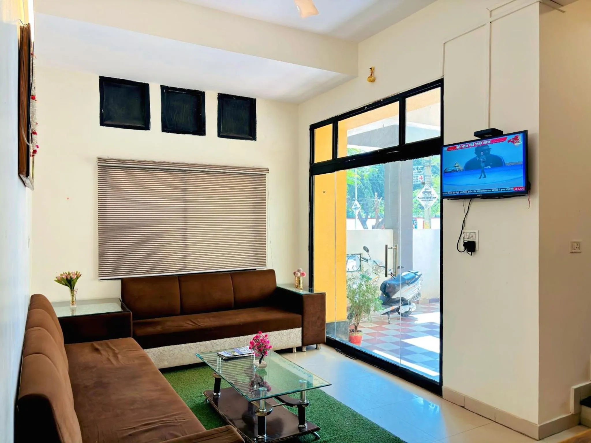 Seating area in Hotel Sunrise Inn