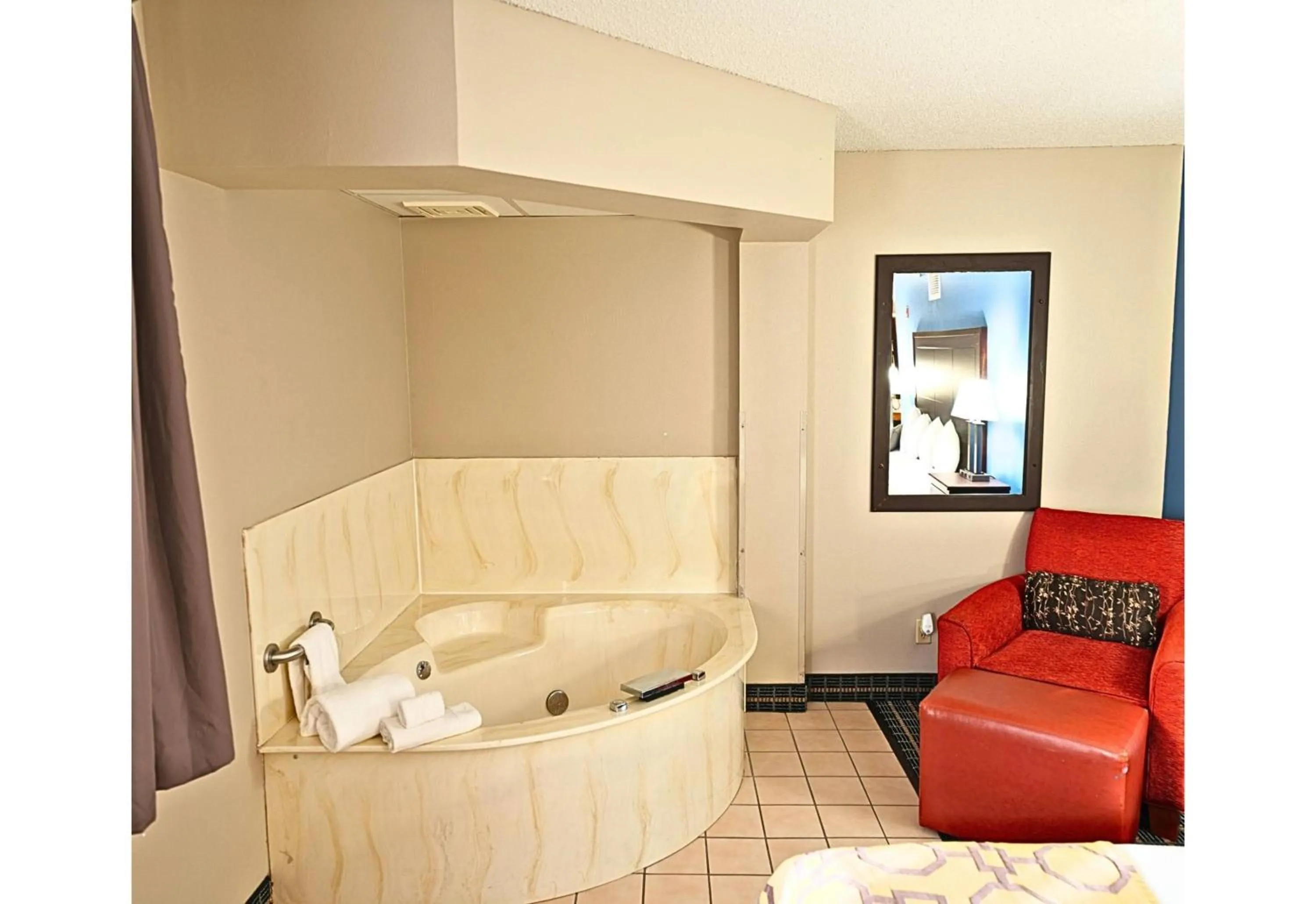 Photo of the whole room in Baymont by Wyndham Marshalltown