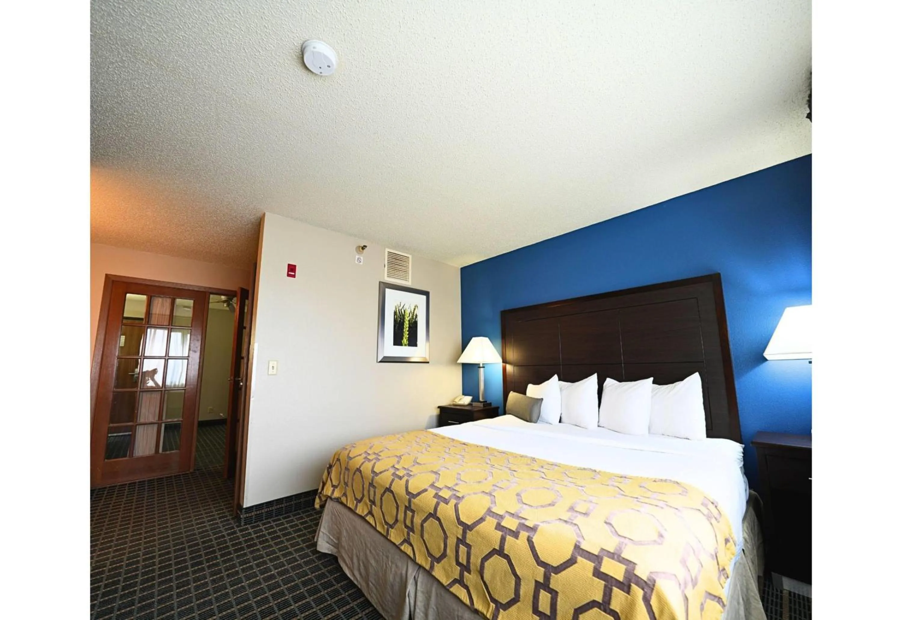 Photo of the whole room, Bed in Baymont by Wyndham Marshalltown