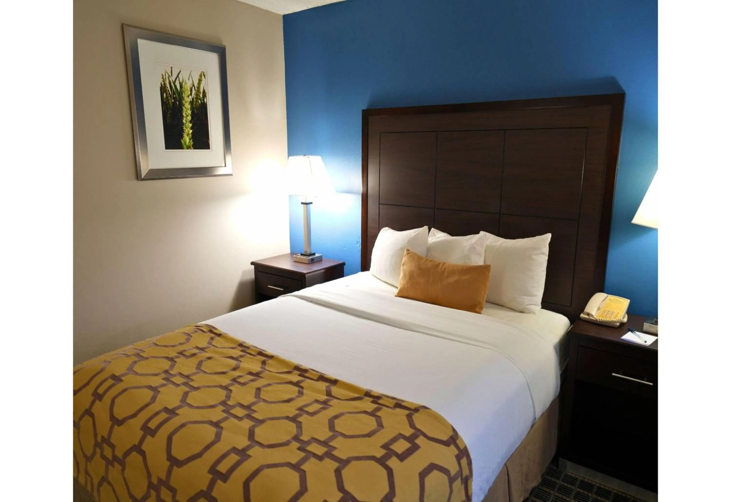 Photo of the whole room, Bed in Baymont by Wyndham Marshalltown