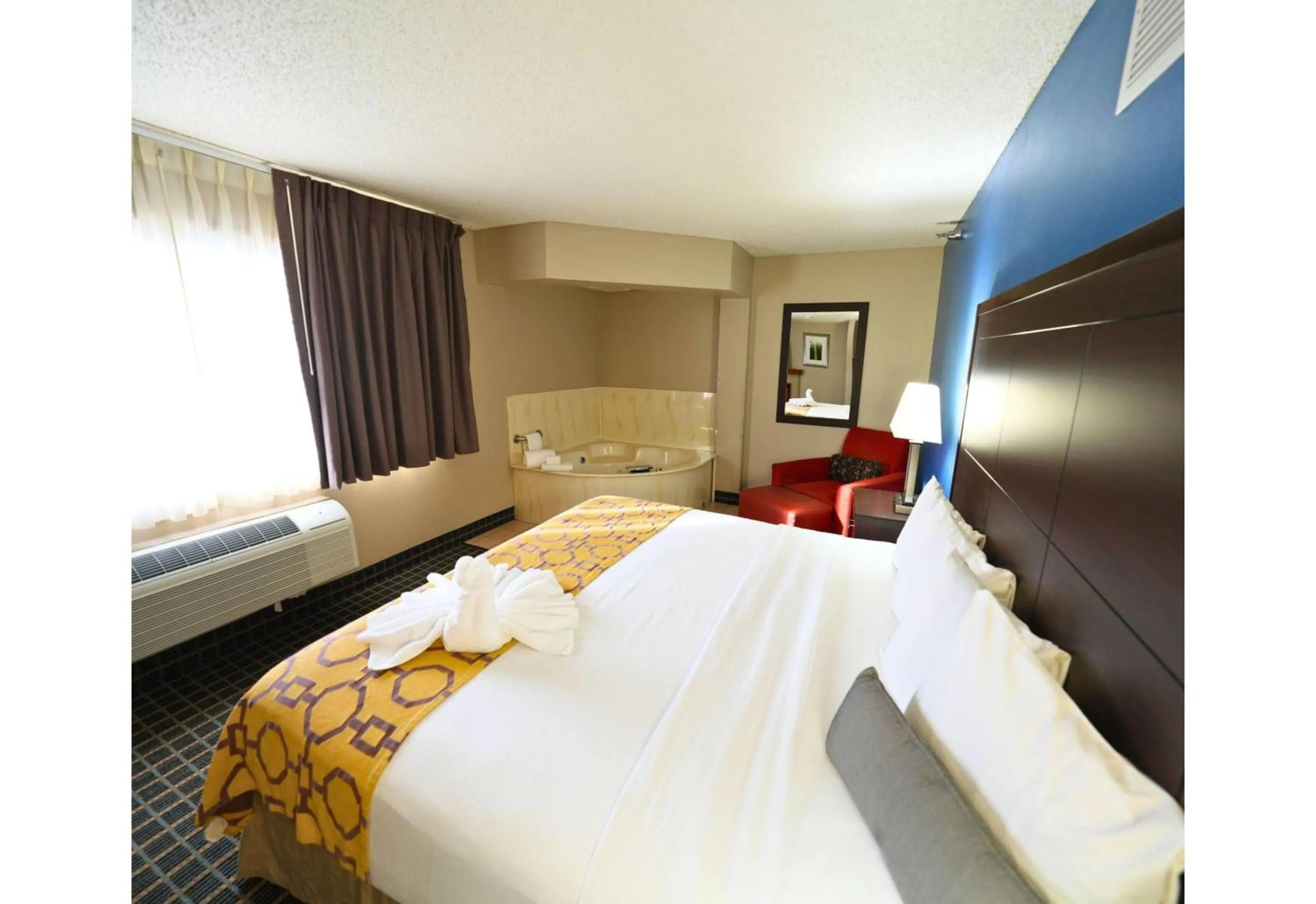 Photo of the whole room, Bed in Baymont by Wyndham Marshalltown