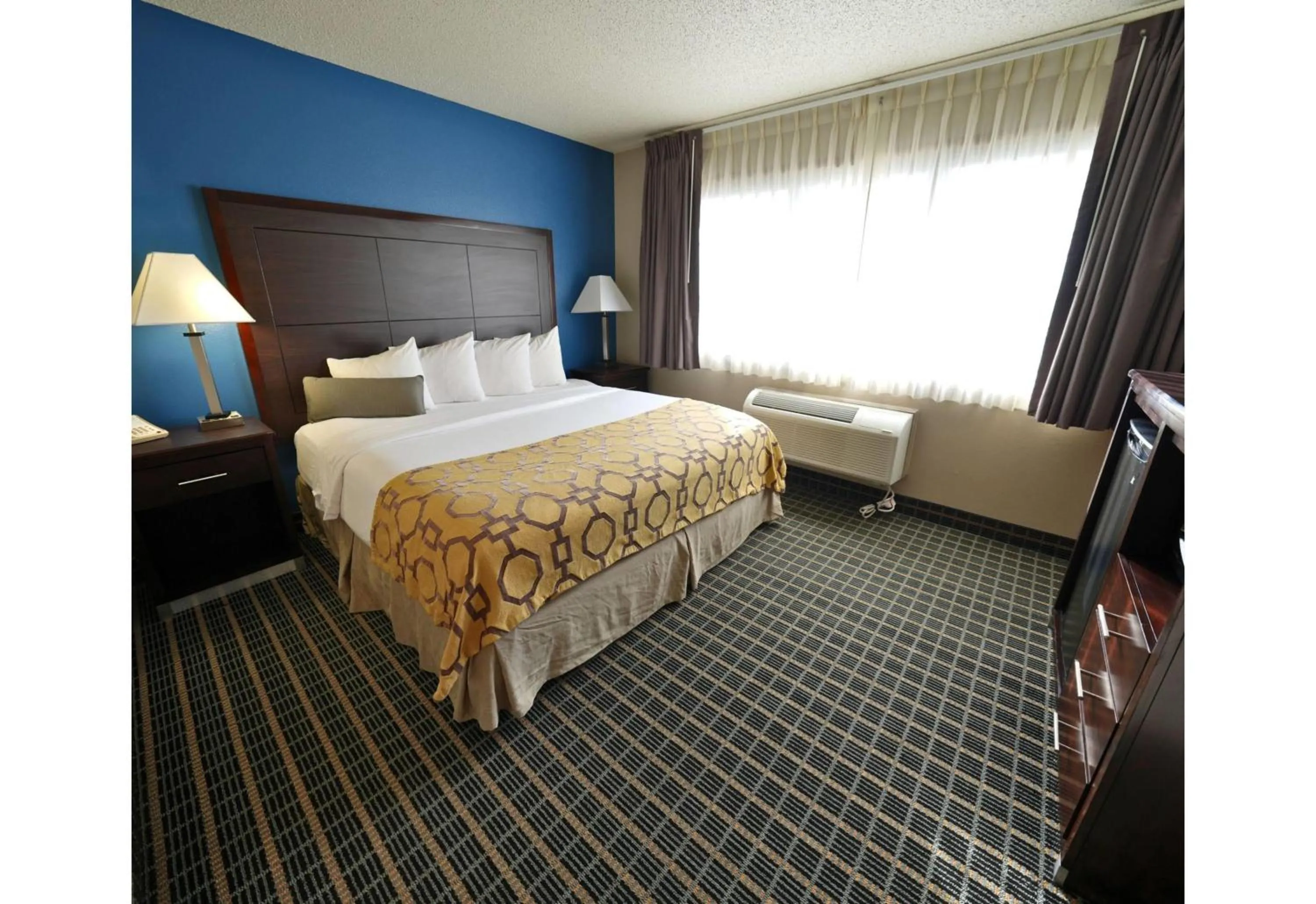 Photo of the whole room, Bed in Baymont by Wyndham Marshalltown