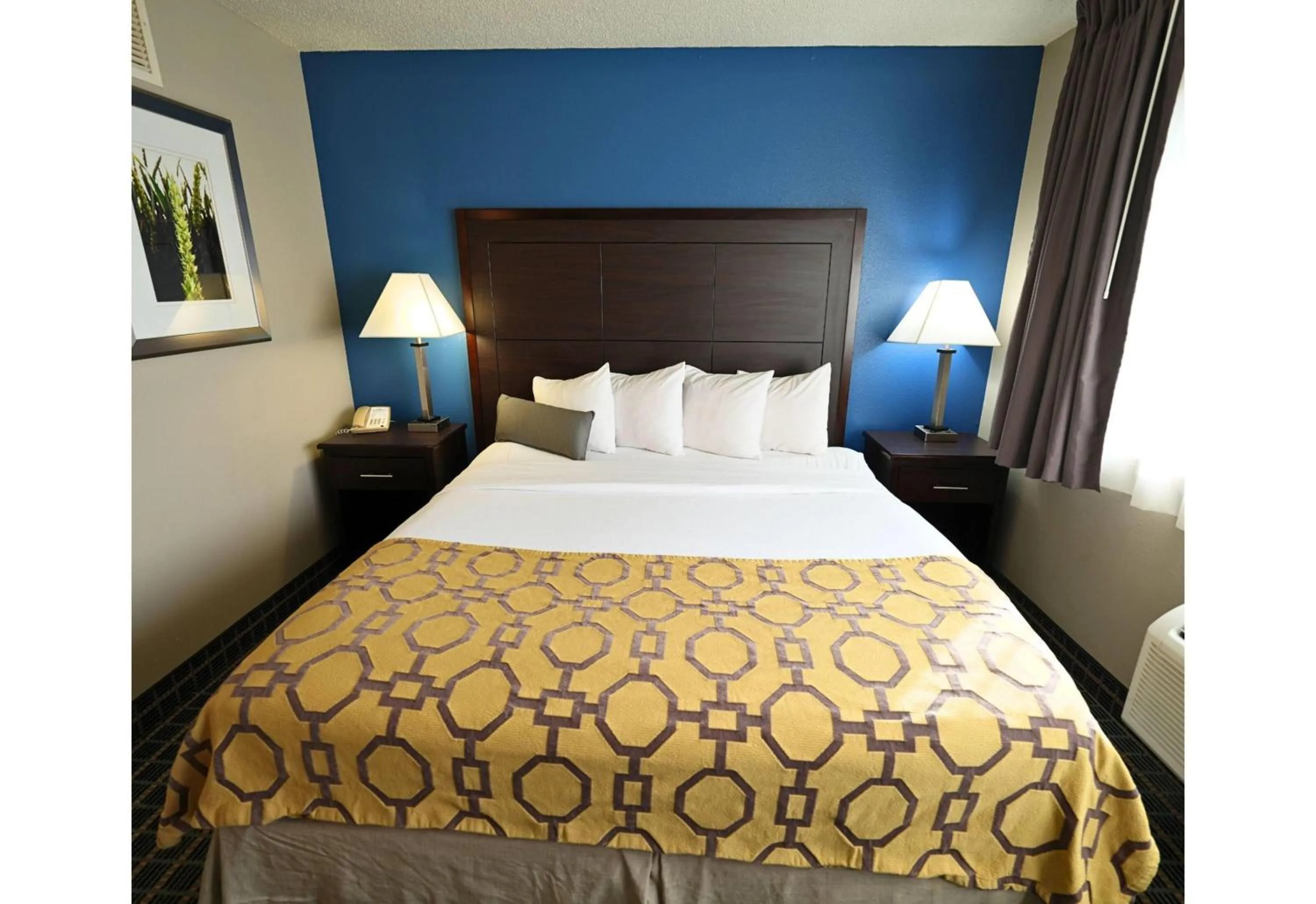 Photo of the whole room, Bed in Baymont by Wyndham Marshalltown