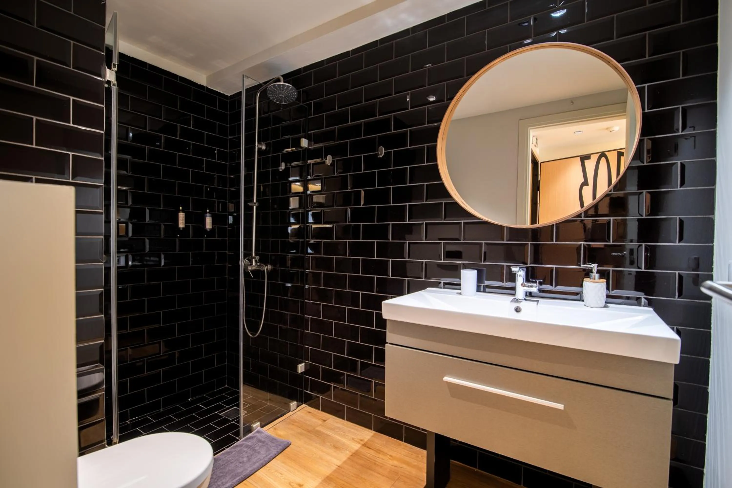 Shower in Still Athens