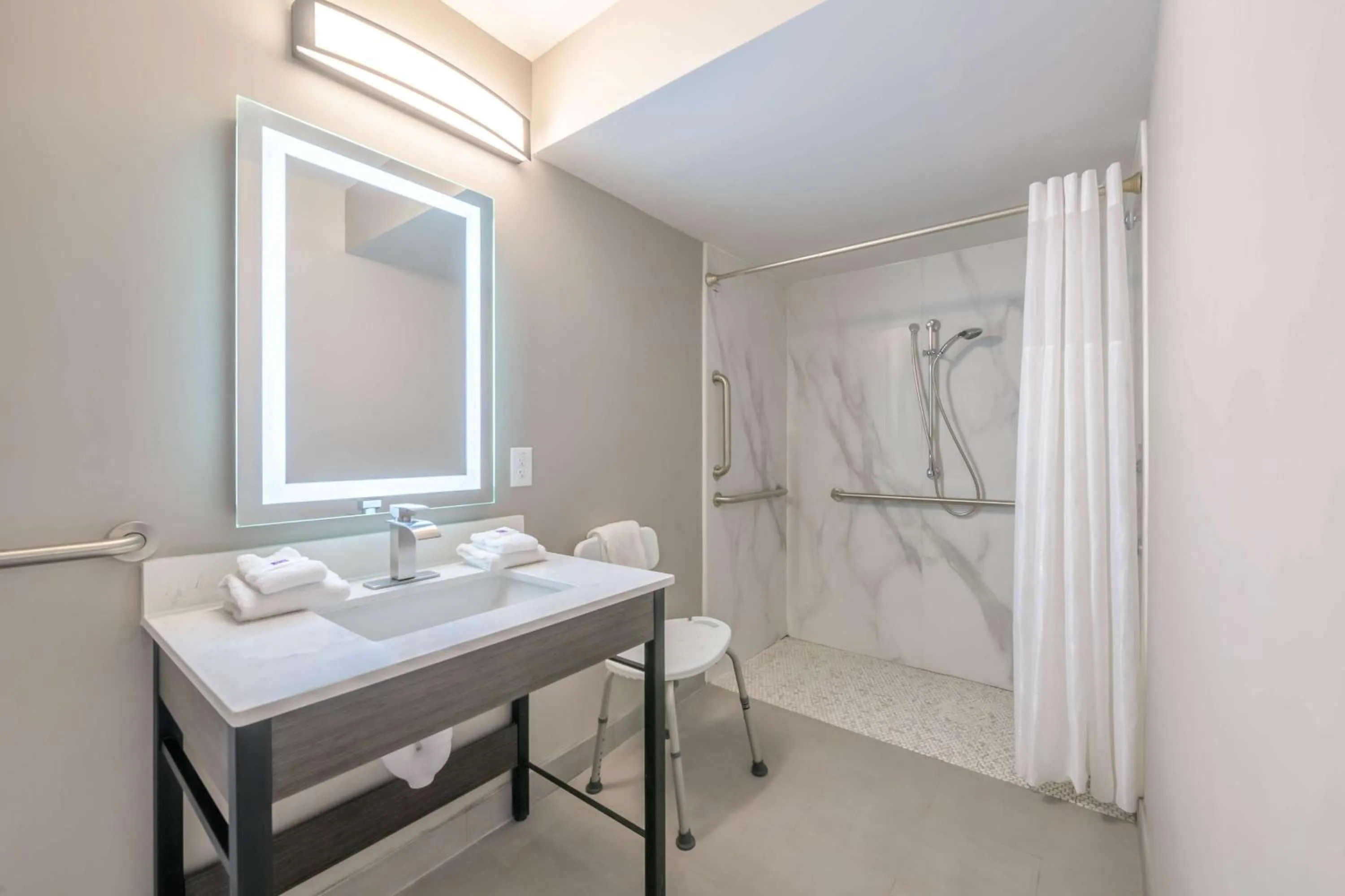 Bathroom, Bed in Motel 6-Commerce, GA