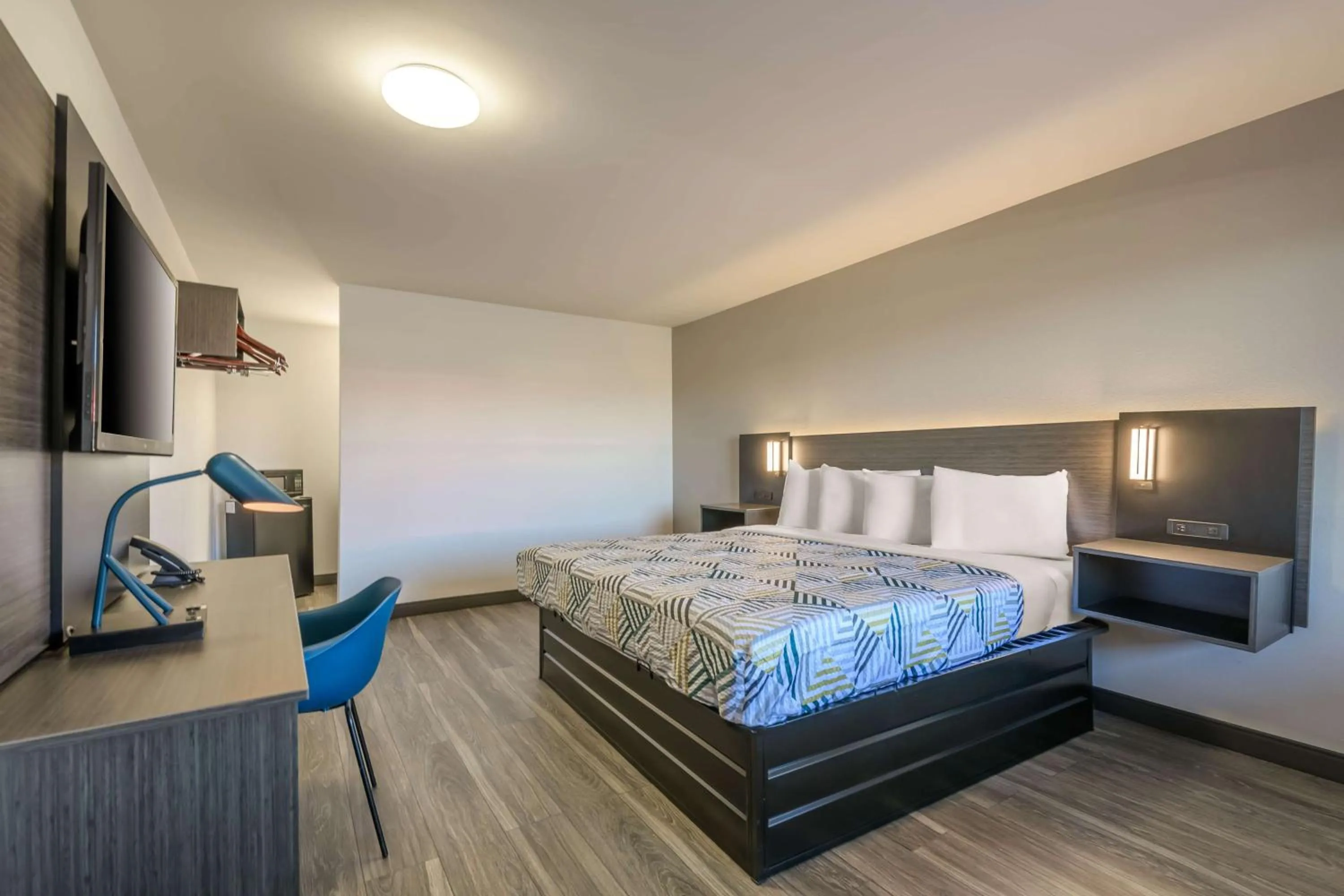 Bedroom, Bed in Motel 6-Commerce, GA