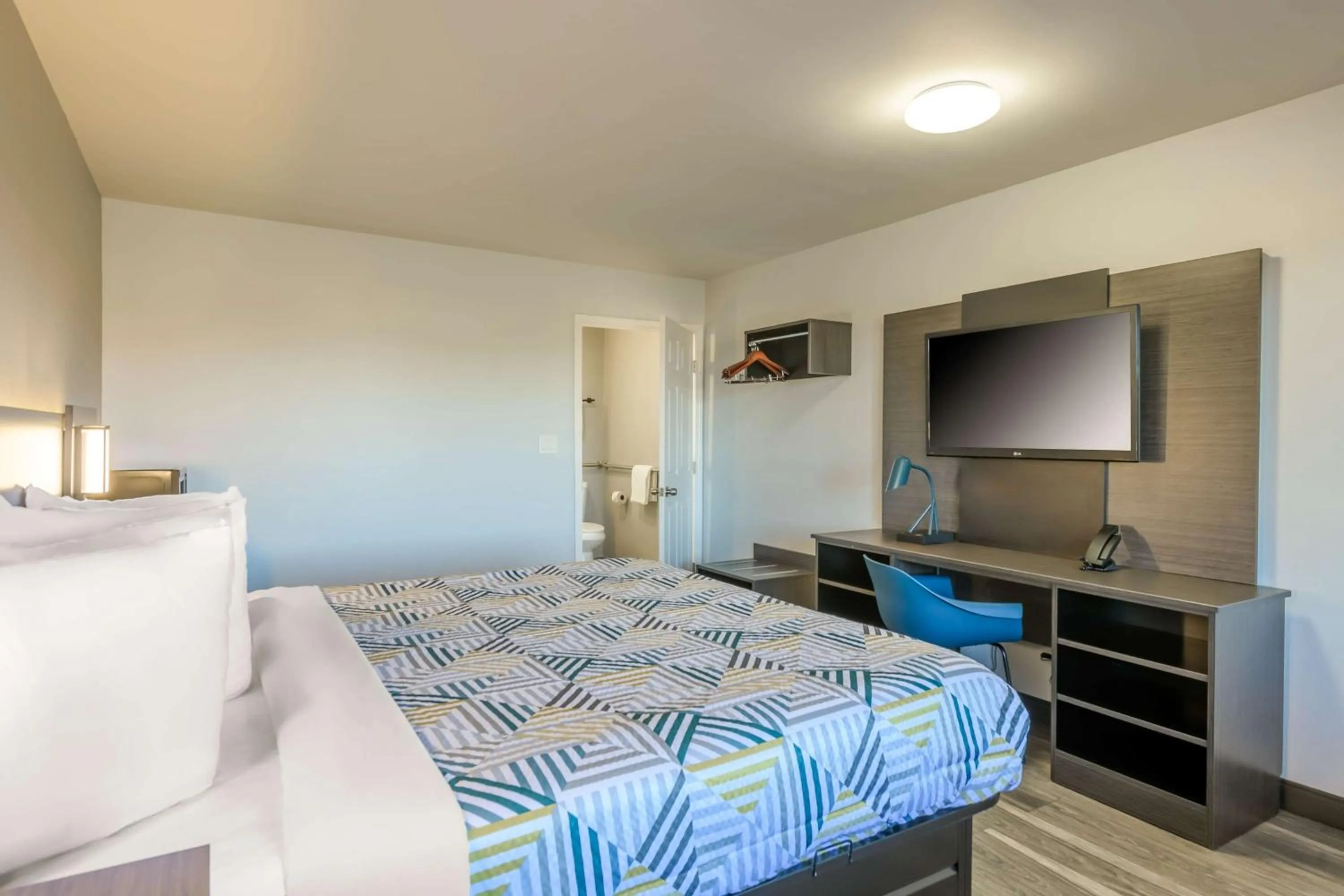 Bedroom, Bed in Motel 6-Commerce, GA