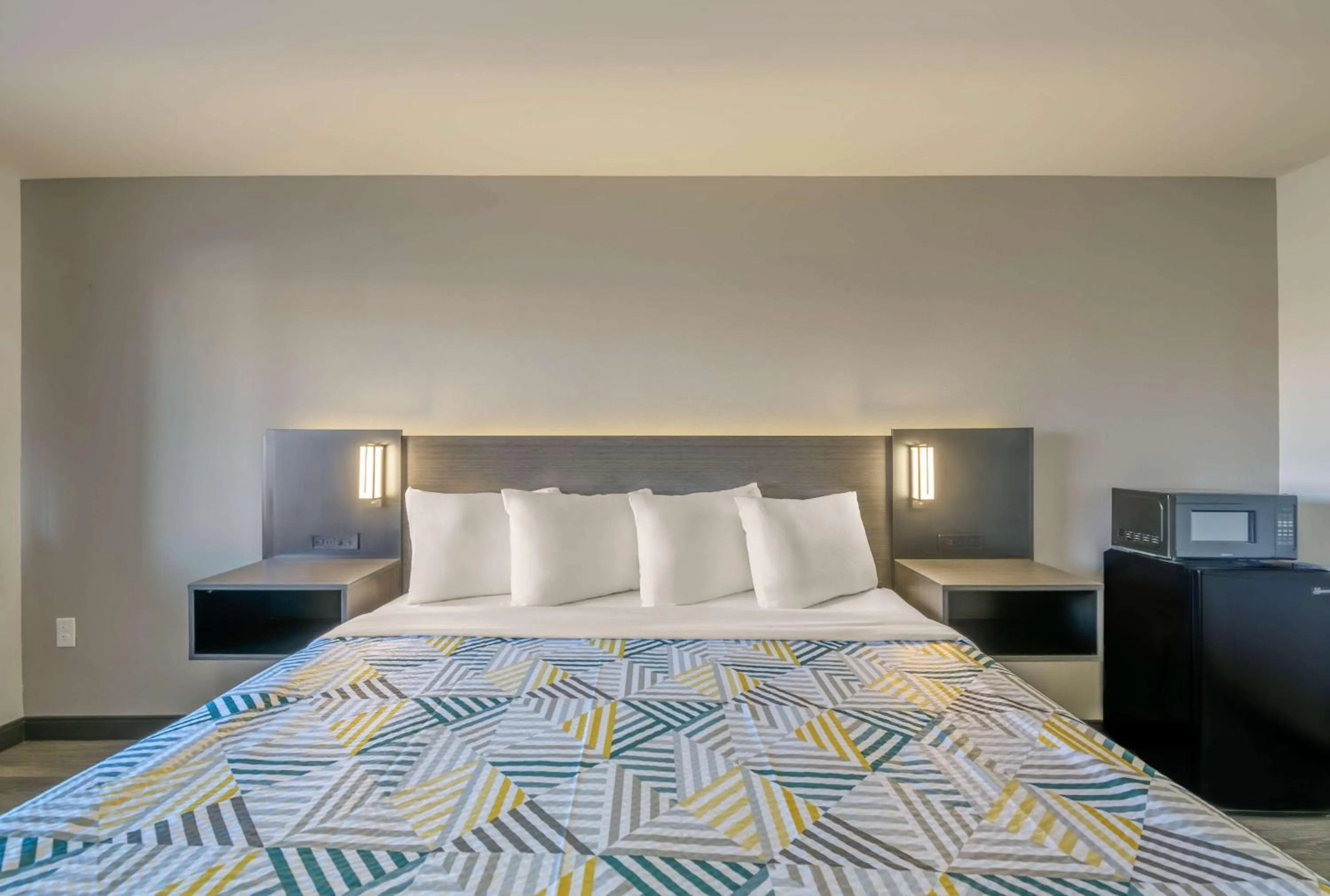 Bedroom, Bed in Motel 6-Commerce, GA