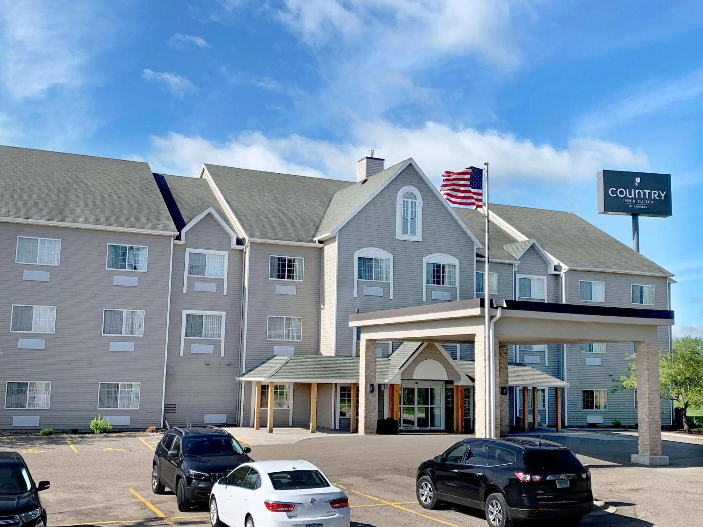Property building in Country Inn & Suites by Radisson, Owatonna, MN
