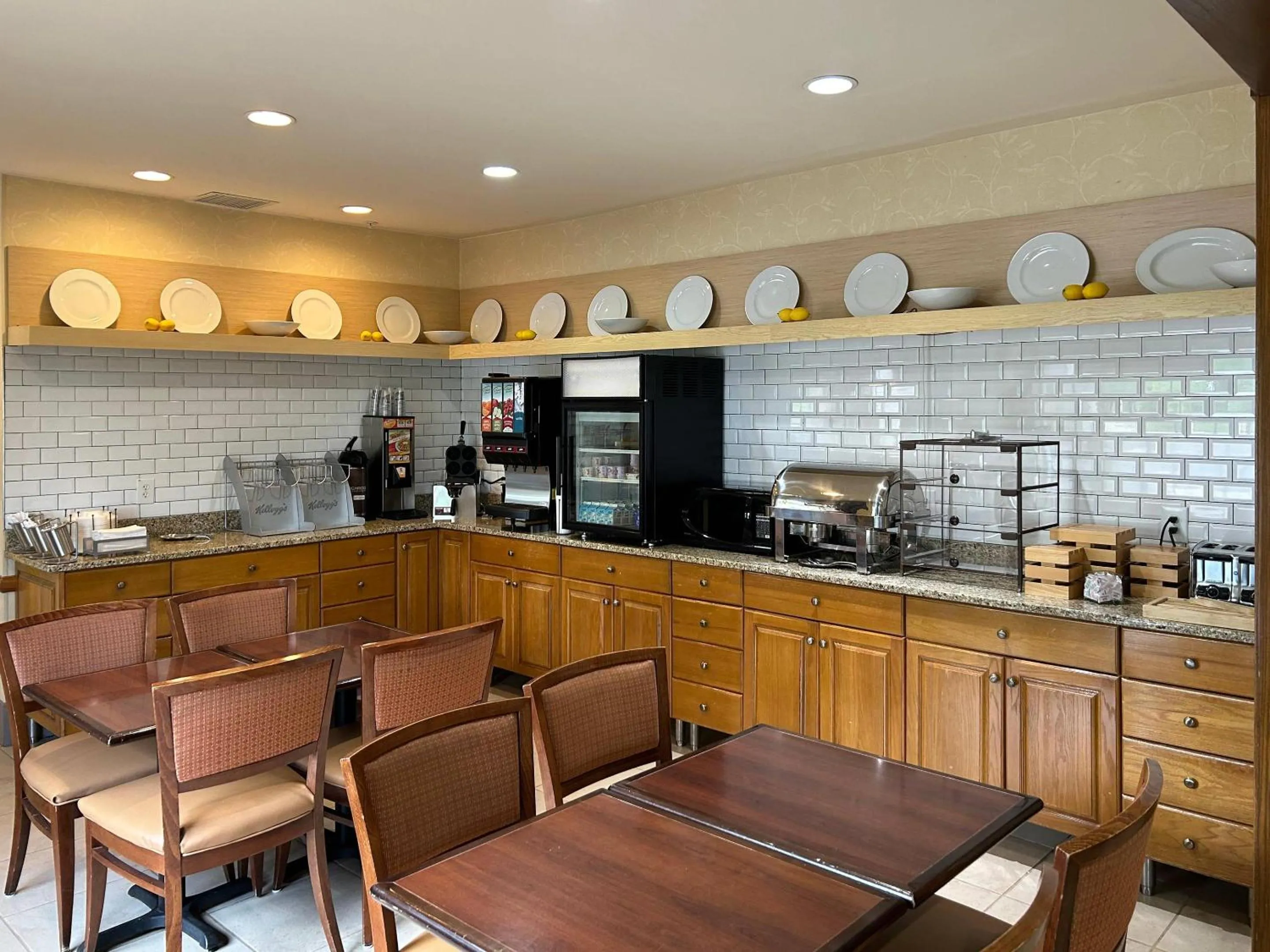 Breakfast in Country Inn & Suites by Radisson, Owatonna, MN