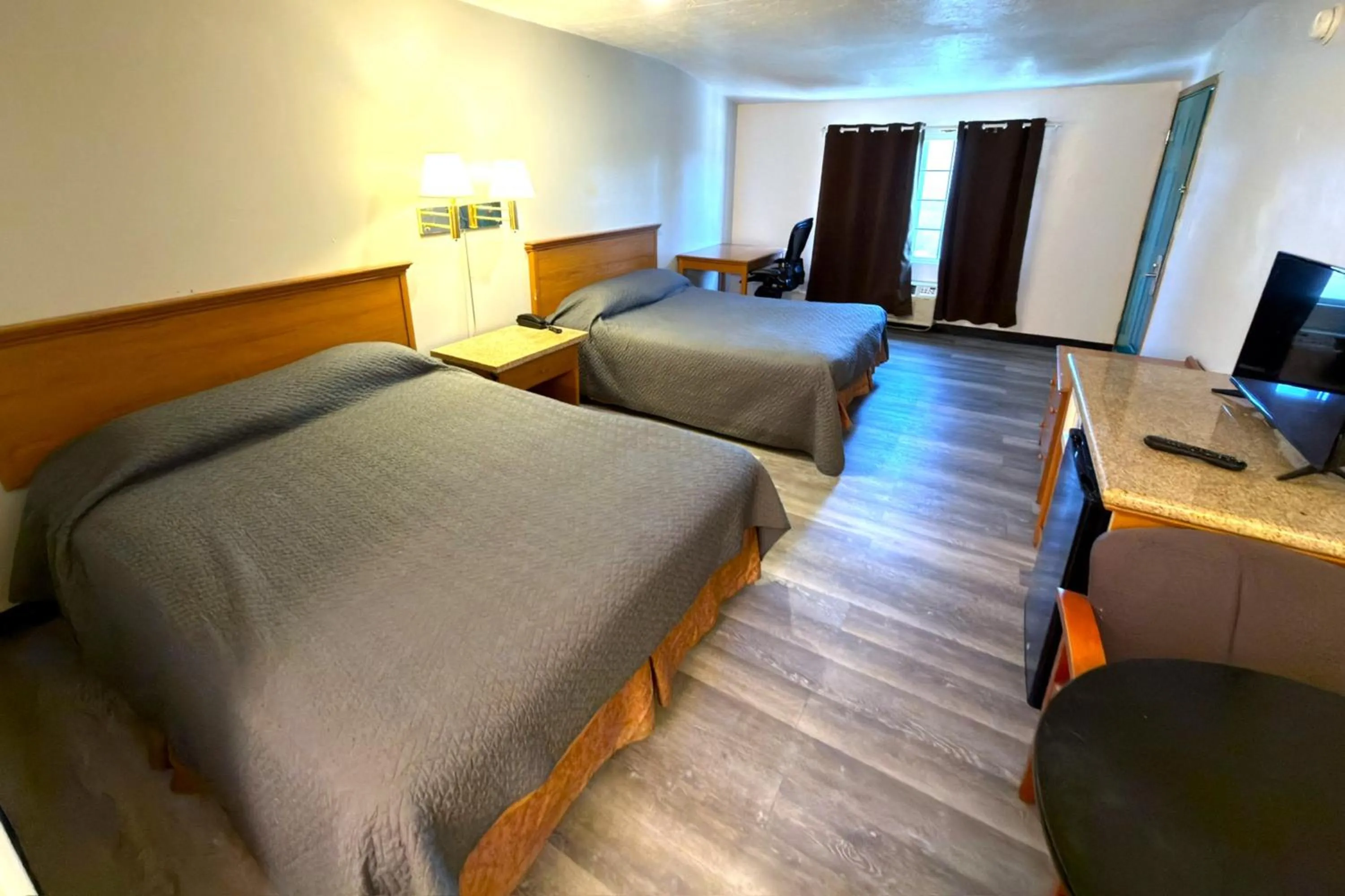 Bedroom, Bed in Beaverton Budget Inn